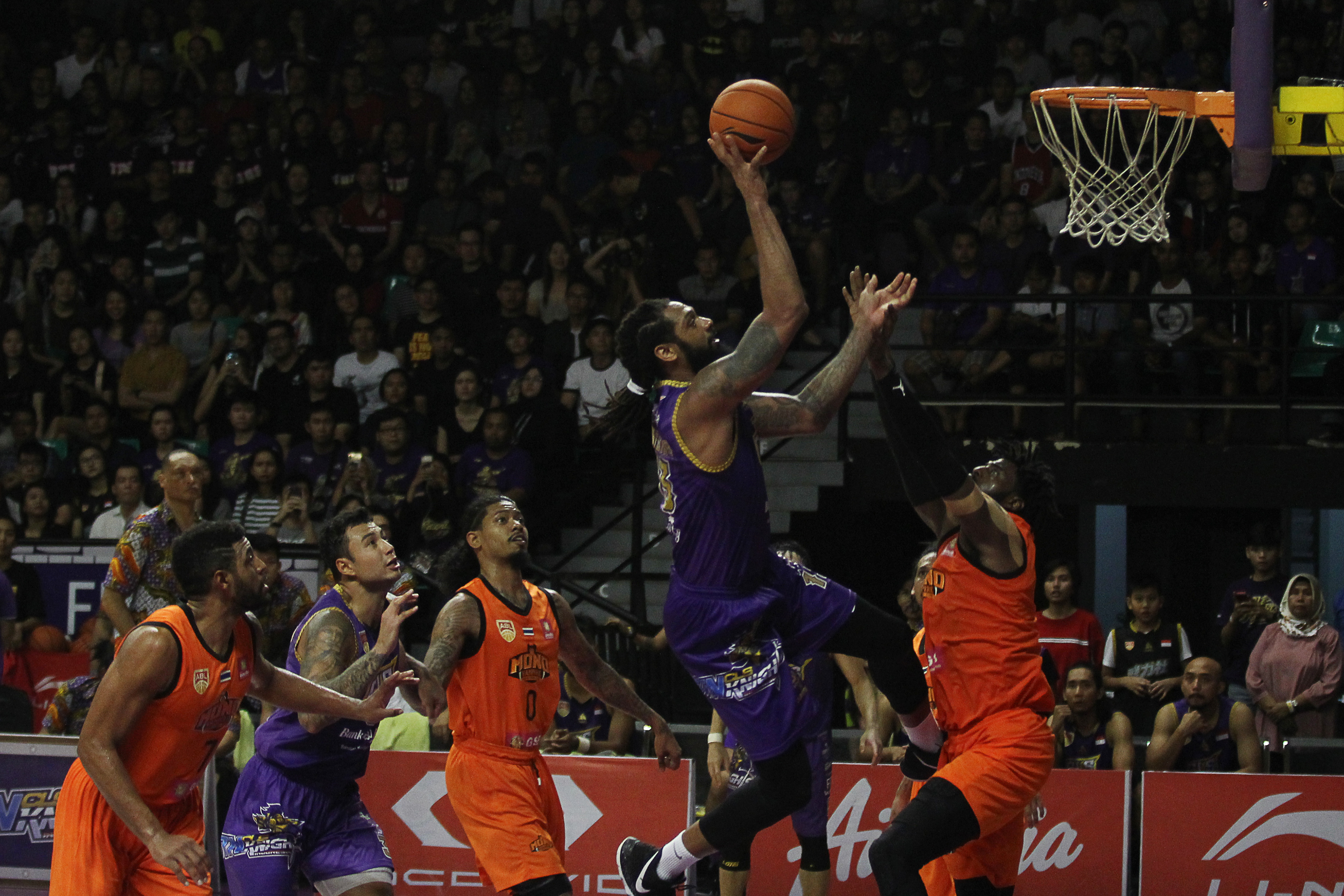 Penampilan CLS Knight (jersey ungu) di laga ABL