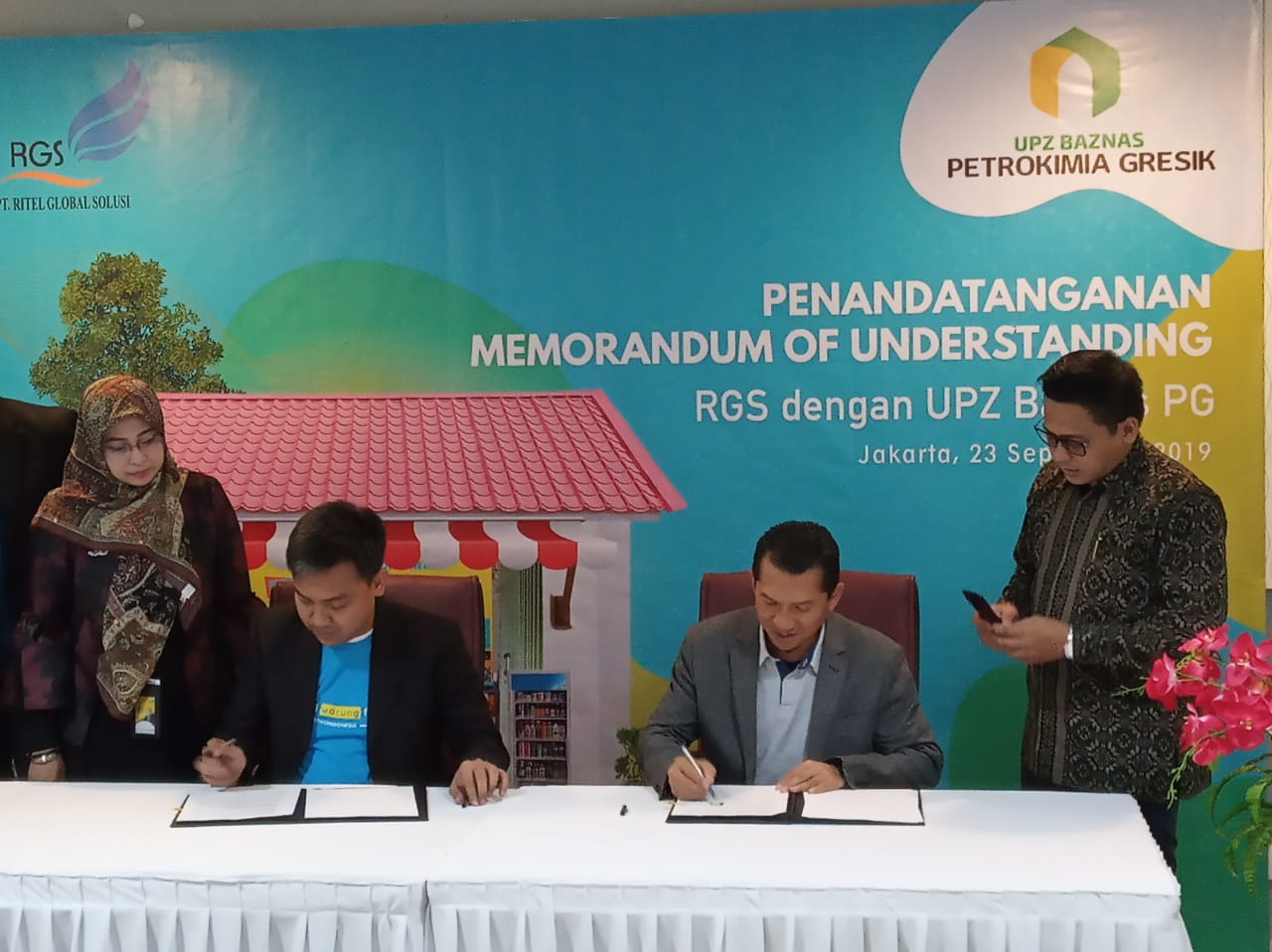 Pendatanganan MoU antara KOIN dan UPZ Baznaz Petrokimia Gresik