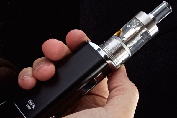 (Menkes) Nila Moeloek, menilai penggunan rokok elektrik atau vape membahayakan kesehatan. 