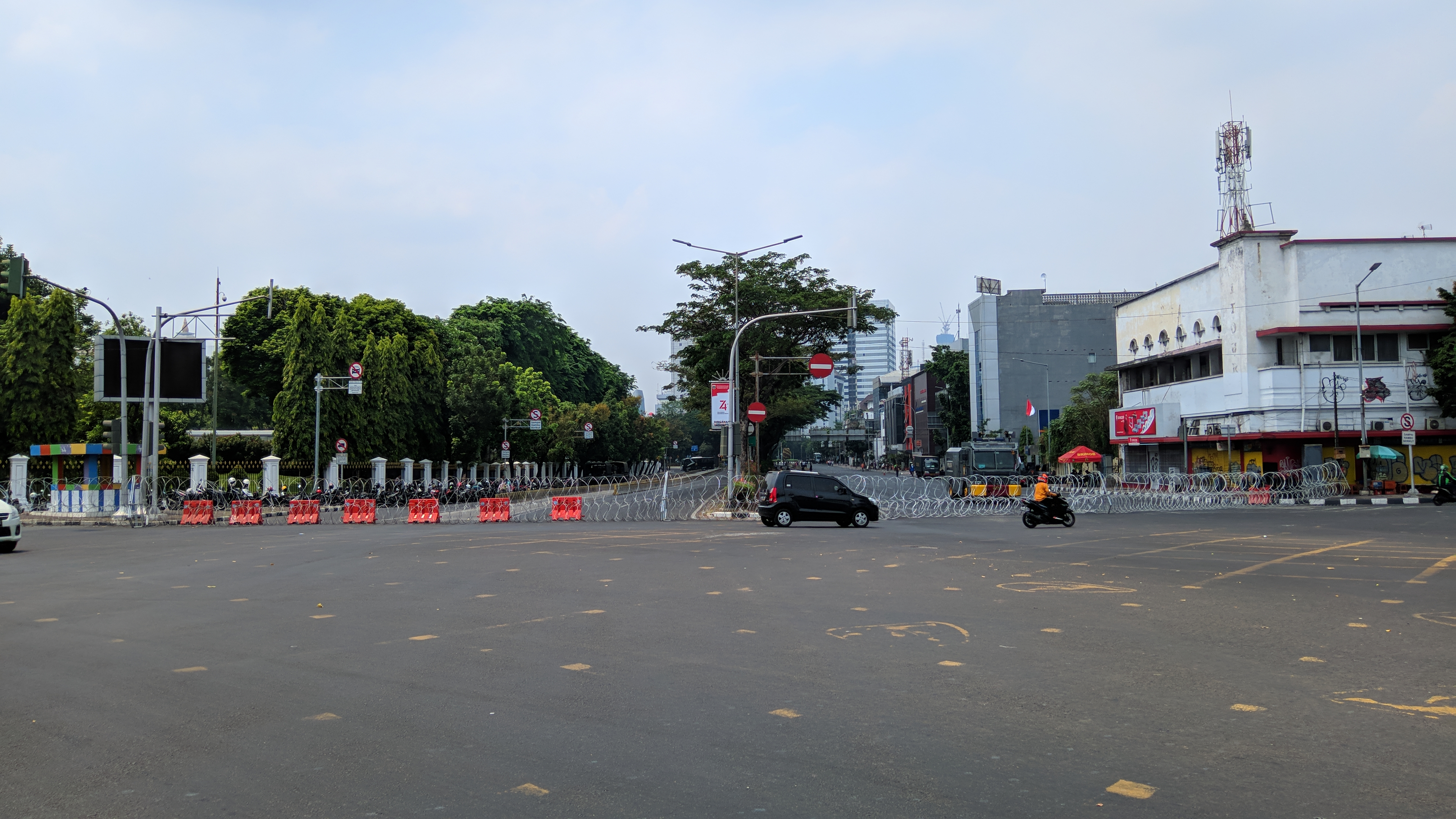 Jalan Majapahit di sekitar Monas, Jakarta Pusat ditutup karena ada Aksi Mujahid 212 yang digelar di lapangan Monas, Sabtu (28/9). 