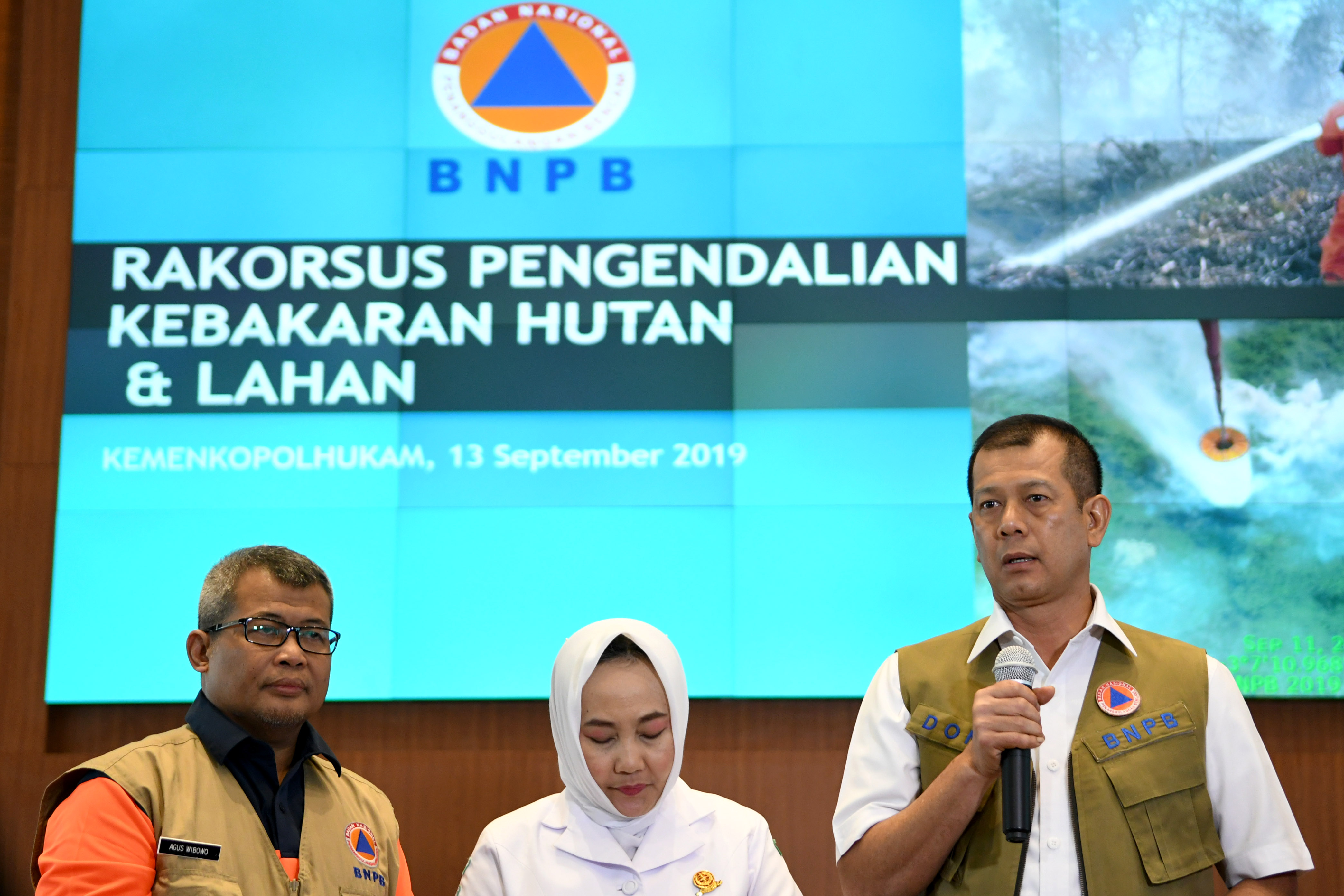 UPAYA PENANGANAN KEBAKARAN HUTAN DAN LAHAN: Kepala Badan Nasional Penanggulangan Bencana (BNPB) Doni Monardo (kanan) 