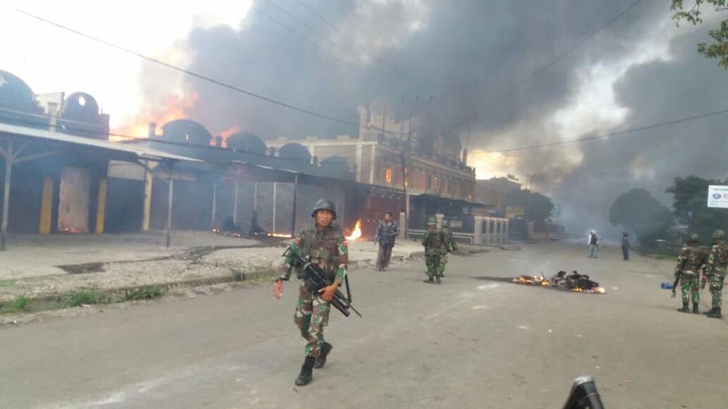 TNI turun ke jalan memeriksa kondisi Kota Wamena, Senin (23/9). Di sepanjang jalan tampak ruko-ruko terbakar.