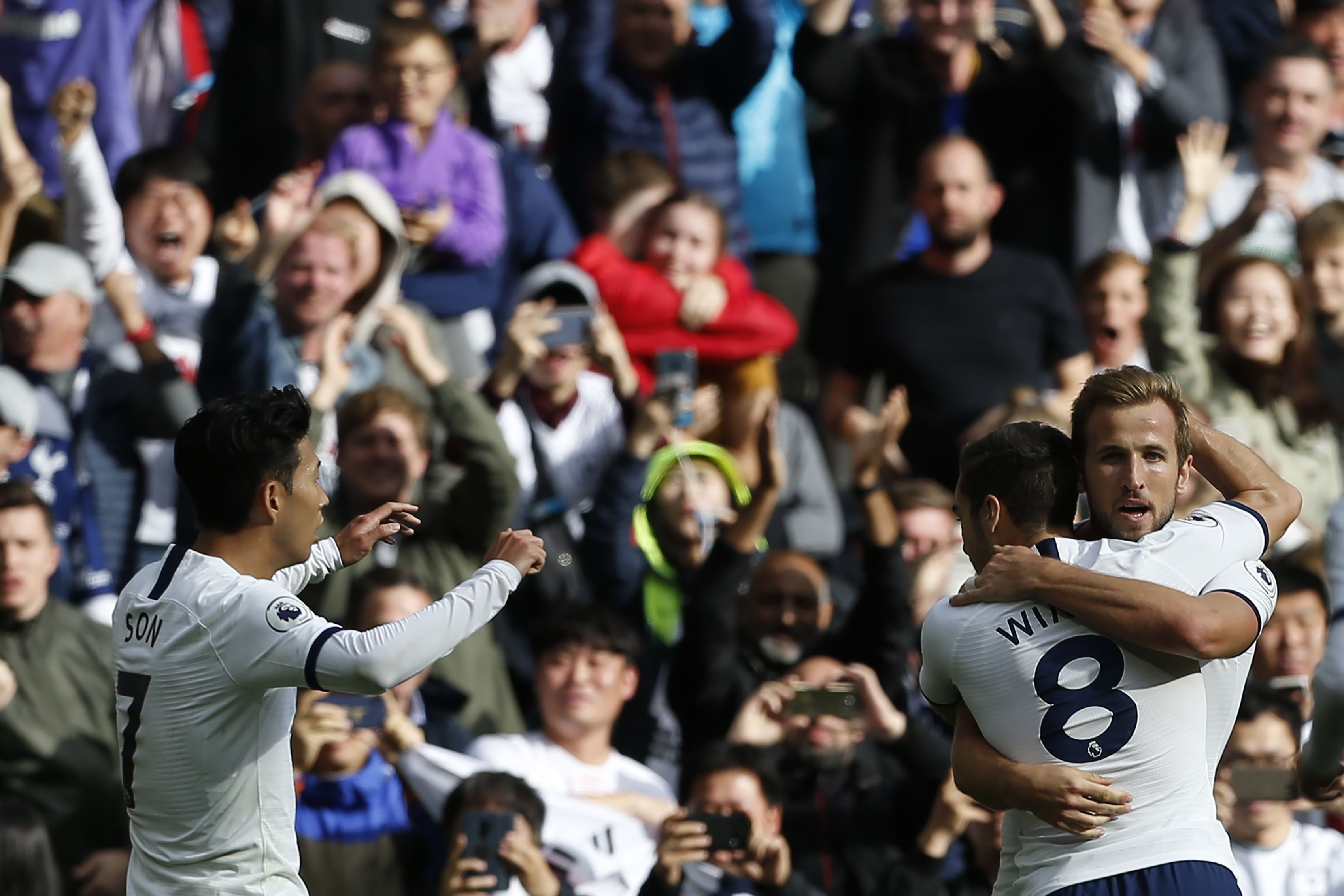 Harry Kane (kanan) melakukan selebrasi usai mencetak gol ke gawang Southampton