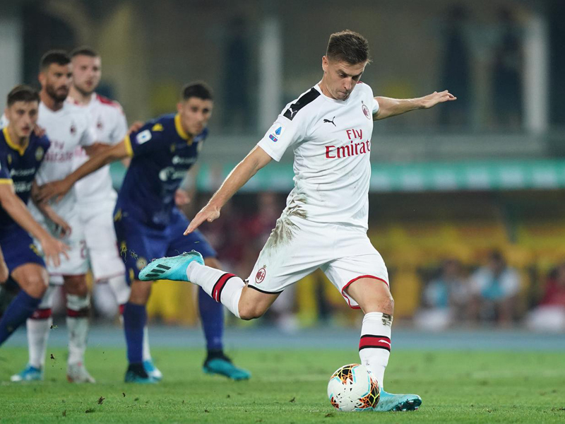Krzysztof Piatek melakukan eksekusi penalti dalam laga Serie A melawan Verona