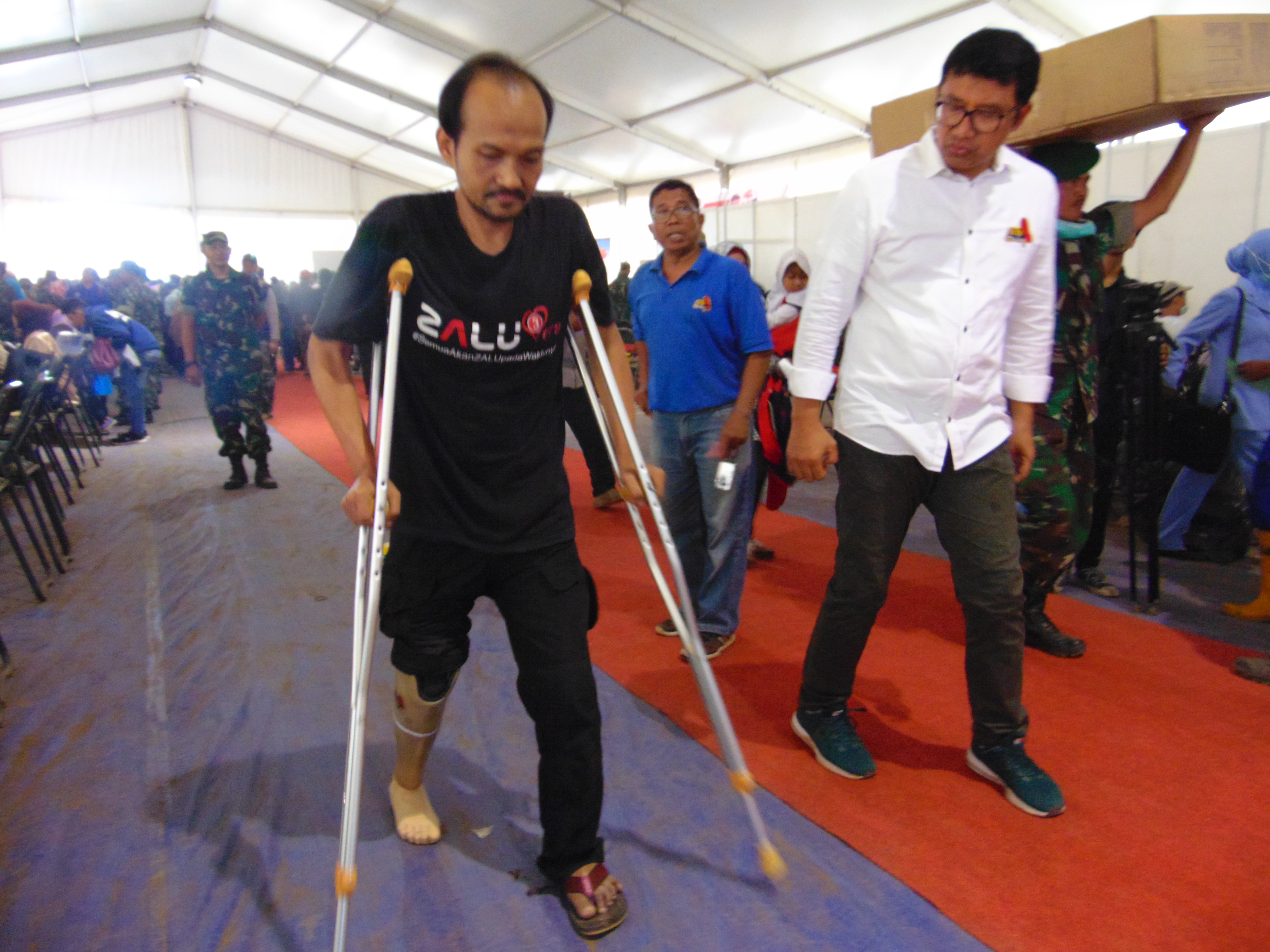 Ketua Kick Andy Foundation Ali Sadikin dan penerima kaki palsu gratis, Idrus Berlian, Sabtu (21/9)