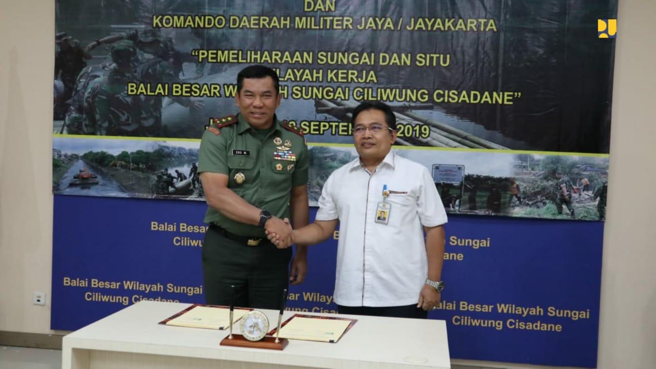 Kepala BBWS Ciliwung Cisadane Bambang Hidayah (kanan) dan Pangdam Jaya Mayjen TNI Eko Margiyono menandatangani nota kesepahaman.