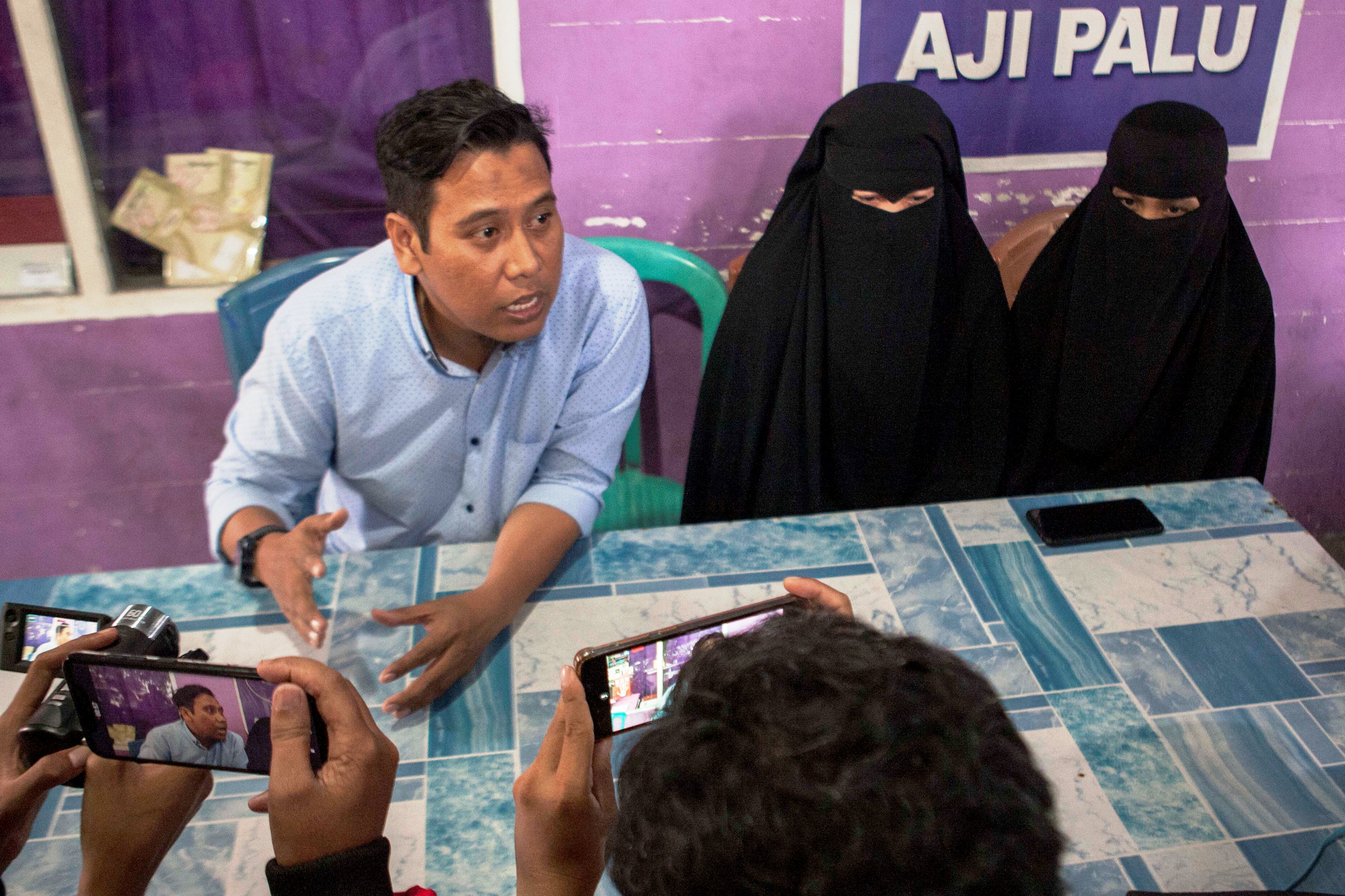 Dua istri terduga teroris akan laporkan anggota densus atas pelecehan.