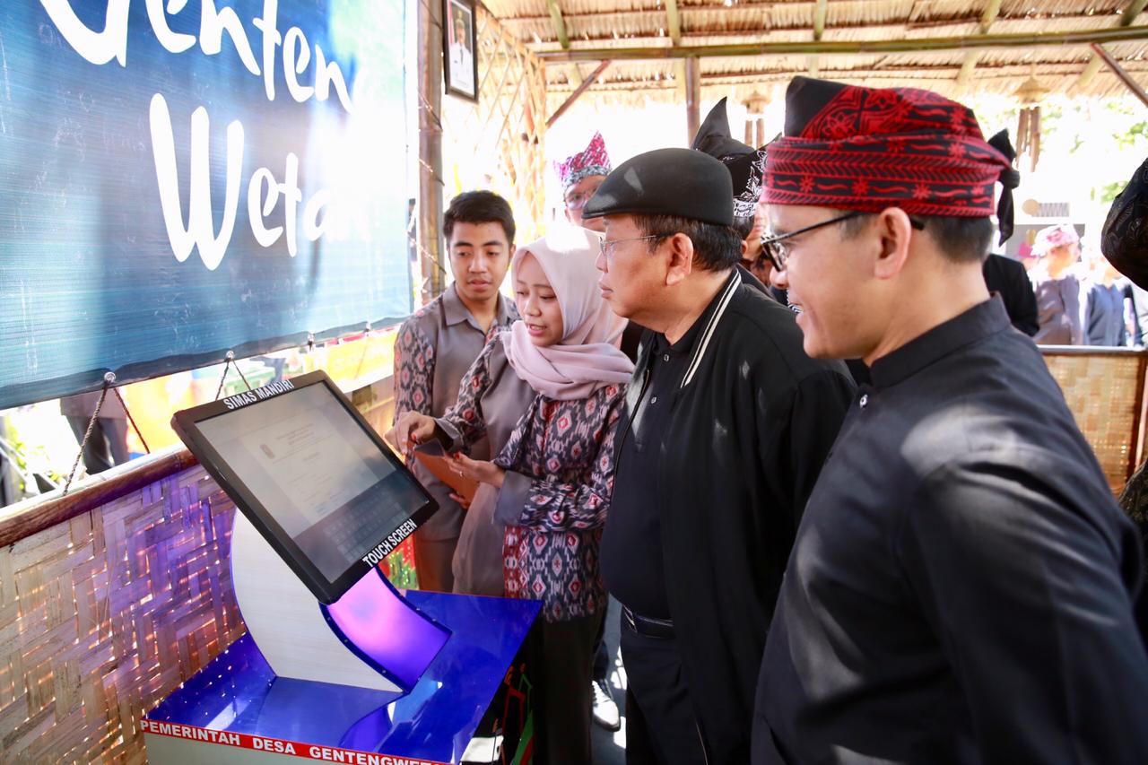 Bupati Banyuwangi  Abdullah Azwar Anas menyaksikan warganya mencoba pelayanan publik berbasis internet. 