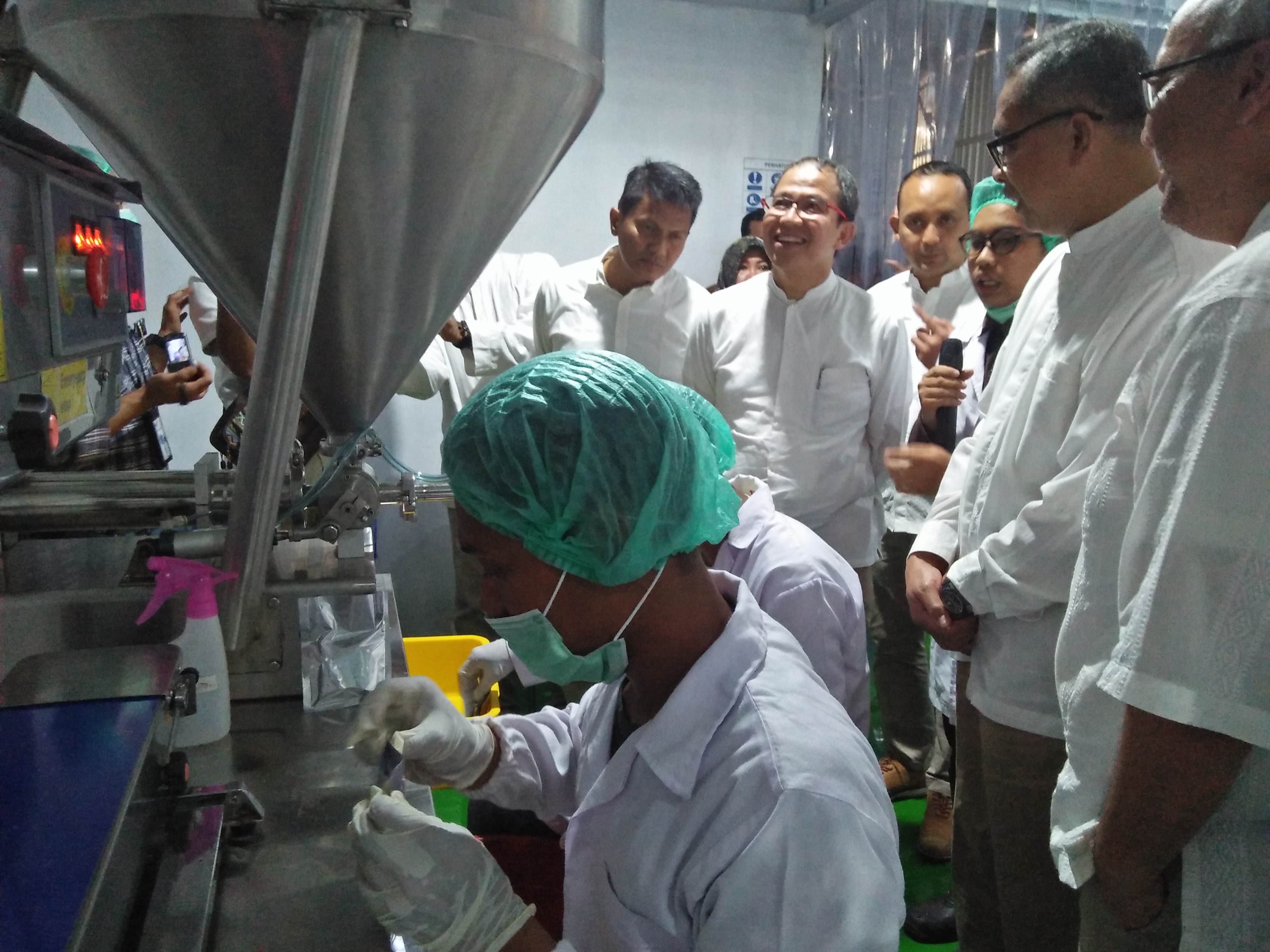 Deputi Gubernur BI, Sugeng saat berkunjung ke pabrik pasta bawang merah di Desa Sidamulya, Kecamatan Wanasari, Kabupaten Brebes, Jawa Tengah