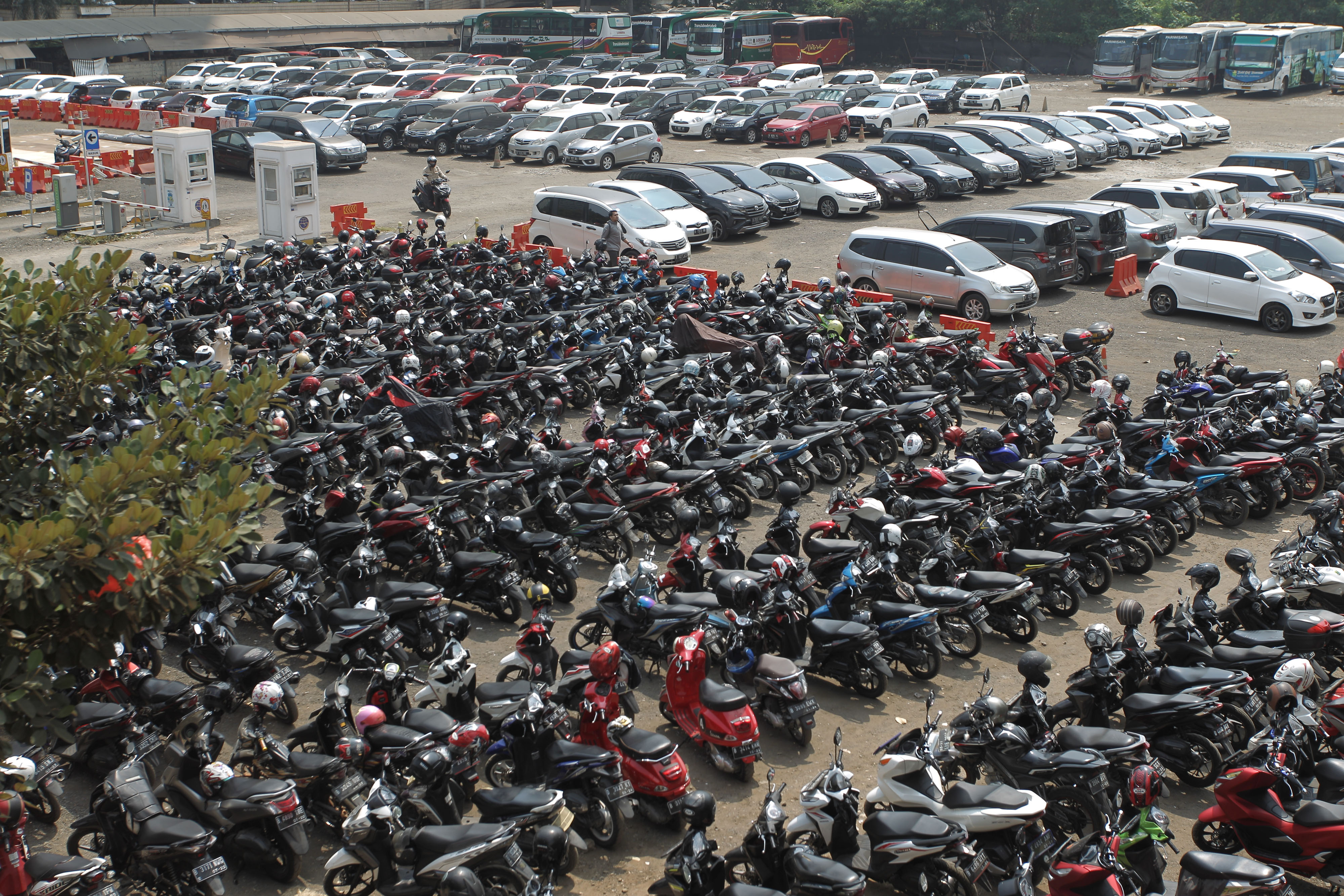 Kendaraan roda dua dan empat di lahan parkir Park & Ride di kawasan Thamrin, Jakarta Pusat