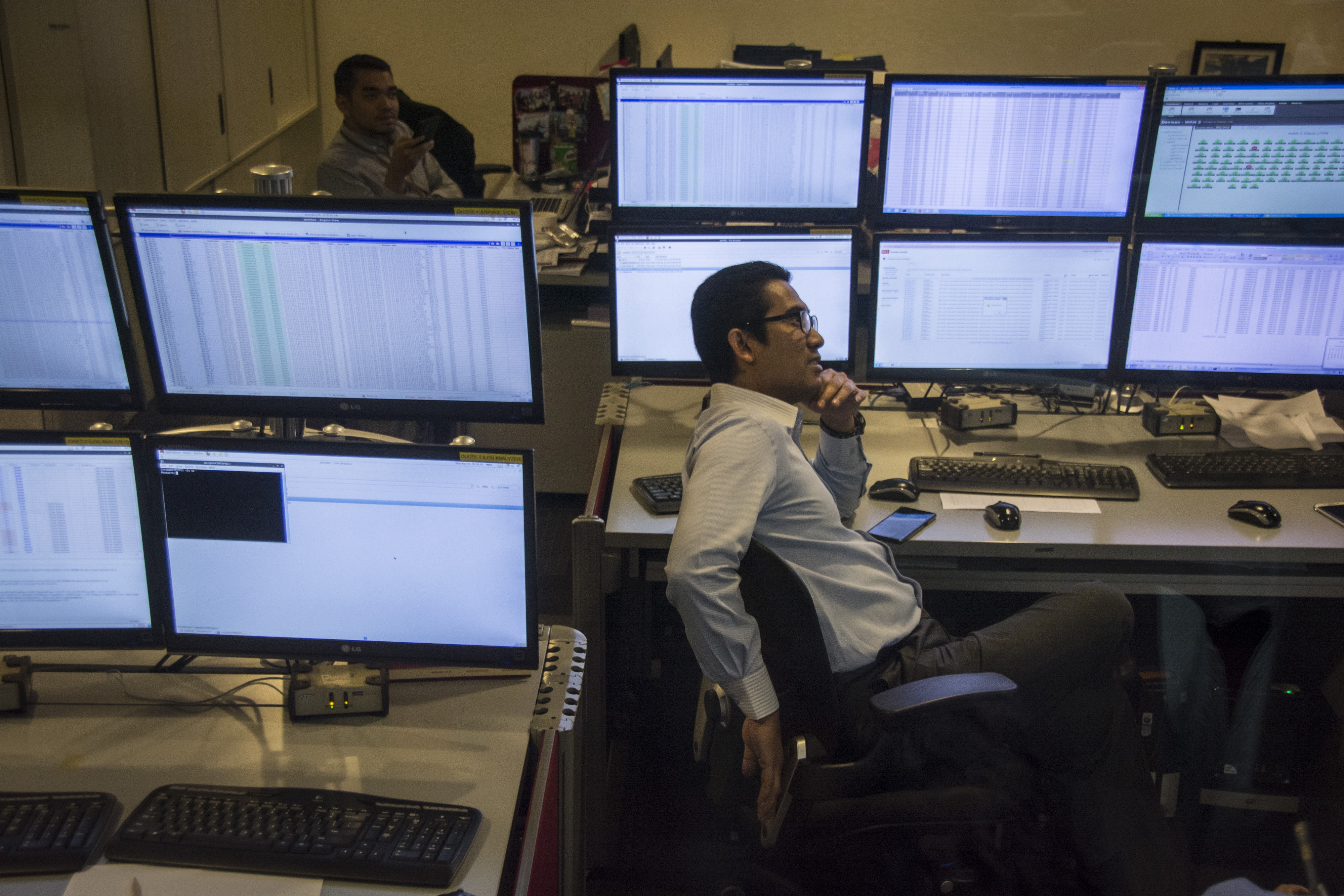 Karyawan memantau pergerakan IHSG di Bursa Efek Indonesia, Jakarta.