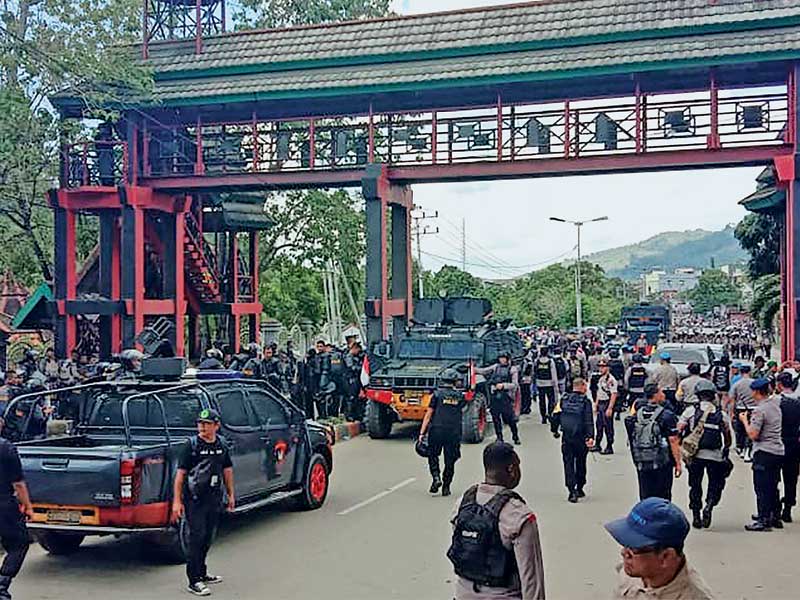 Aparat kepolisian bersiaga setelah terjadi bentrokan di kawasan Universitas Cenderawasih, Jayapura, Papua, kemarin.