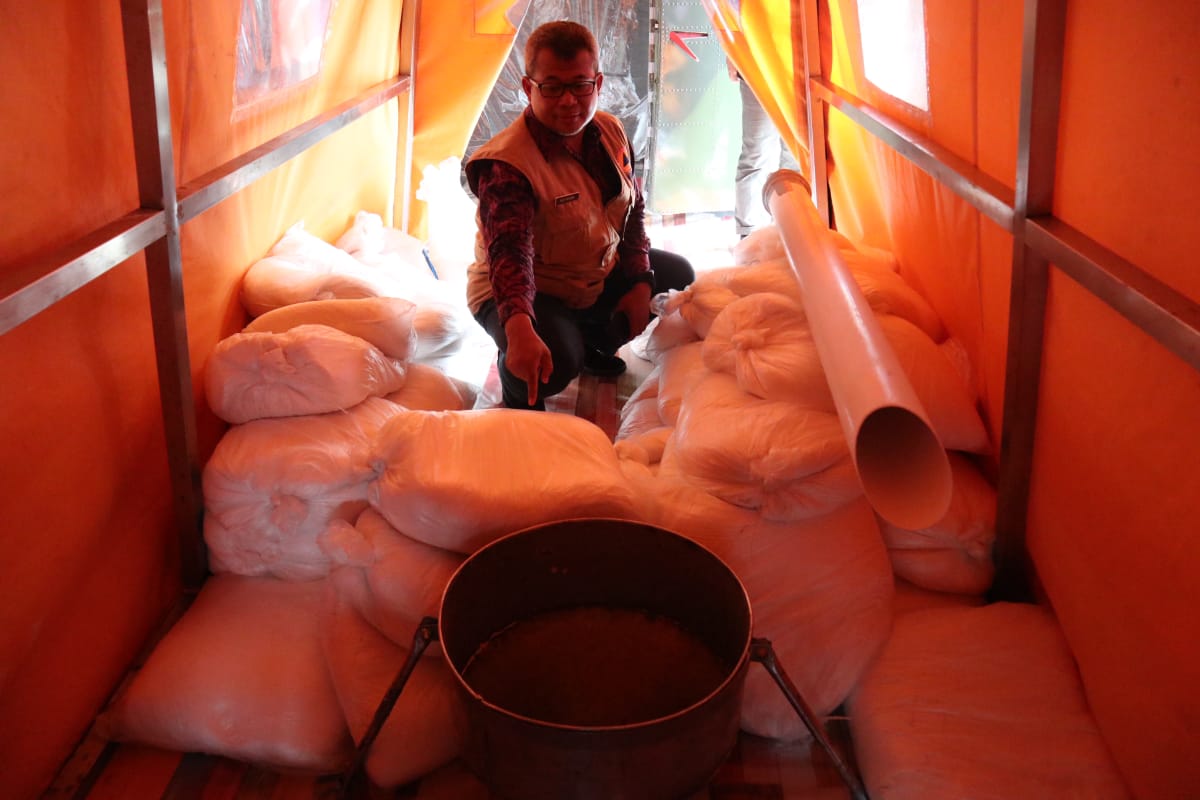 Kalsium Oksida untuk menghadirkan hujan buatan di daerah terdampak karhutla