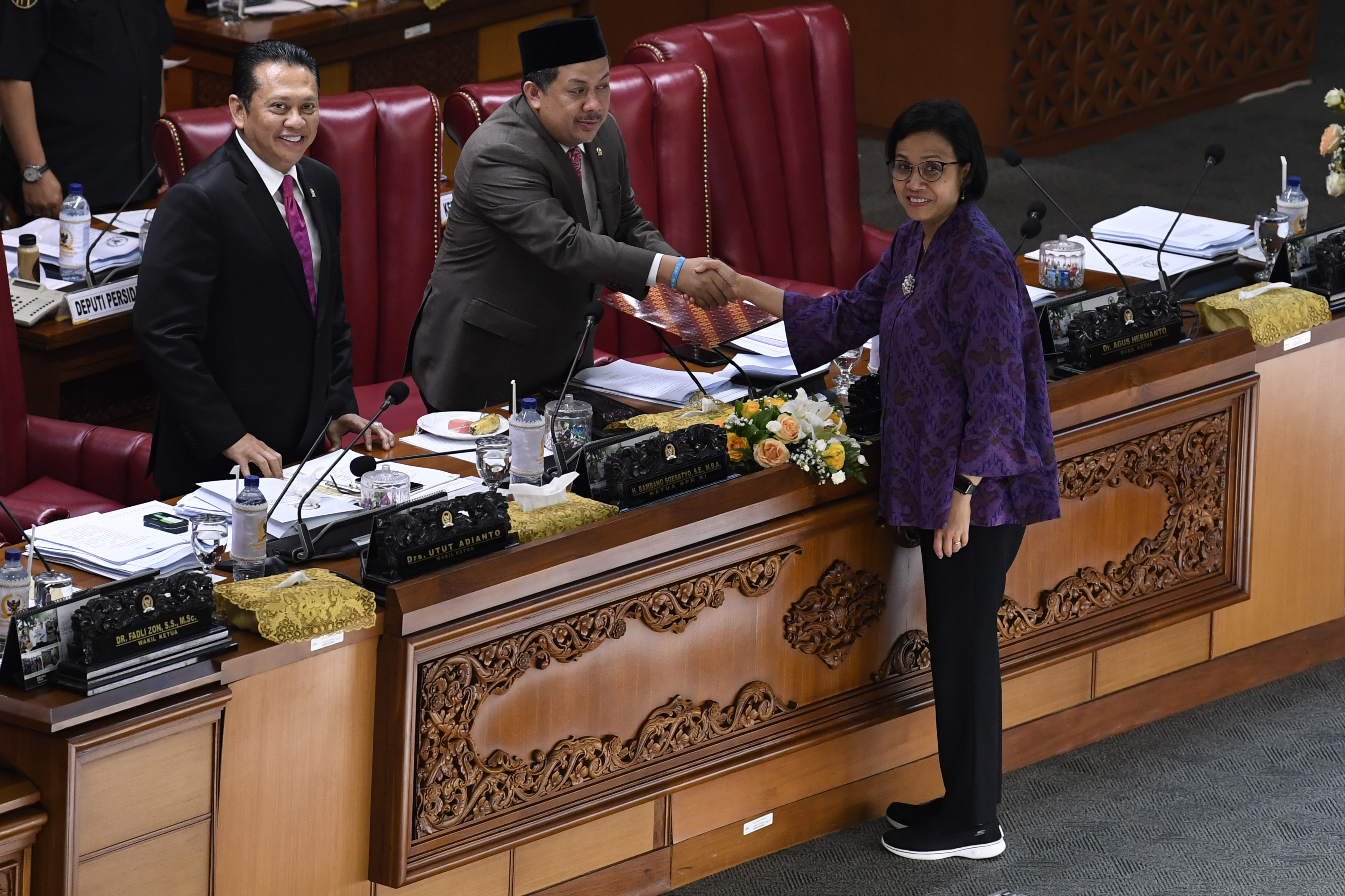 Persetujuan postur APBN 2020 saat Rapat Paripurna ke-10 DPR Masa Persidangan I Tahun Sidang 2019-2020 di Kompleks Parlemen Senayan, Jakarta.