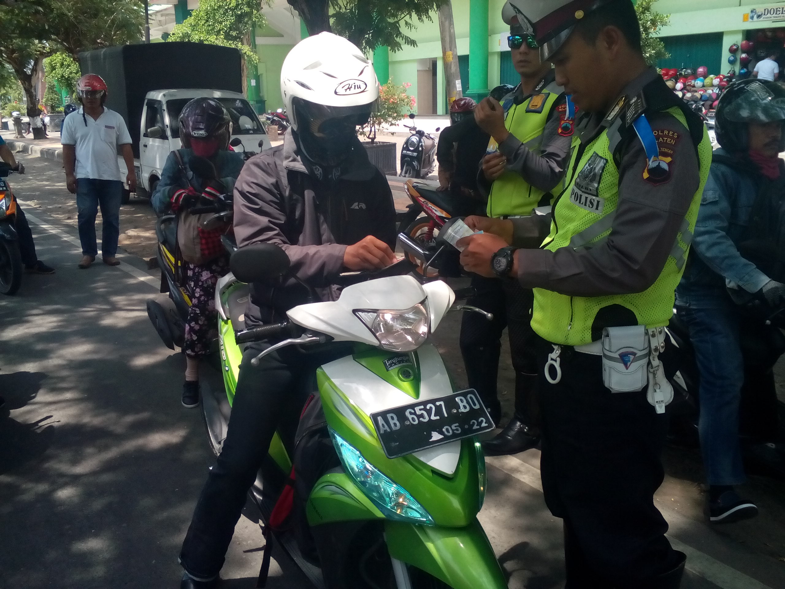 Polisi memeriksa kelengkapan surat kendaraan dalam  Operasi Patuh Candi 2019 di wilayah Klaten, Jawa Tengah.