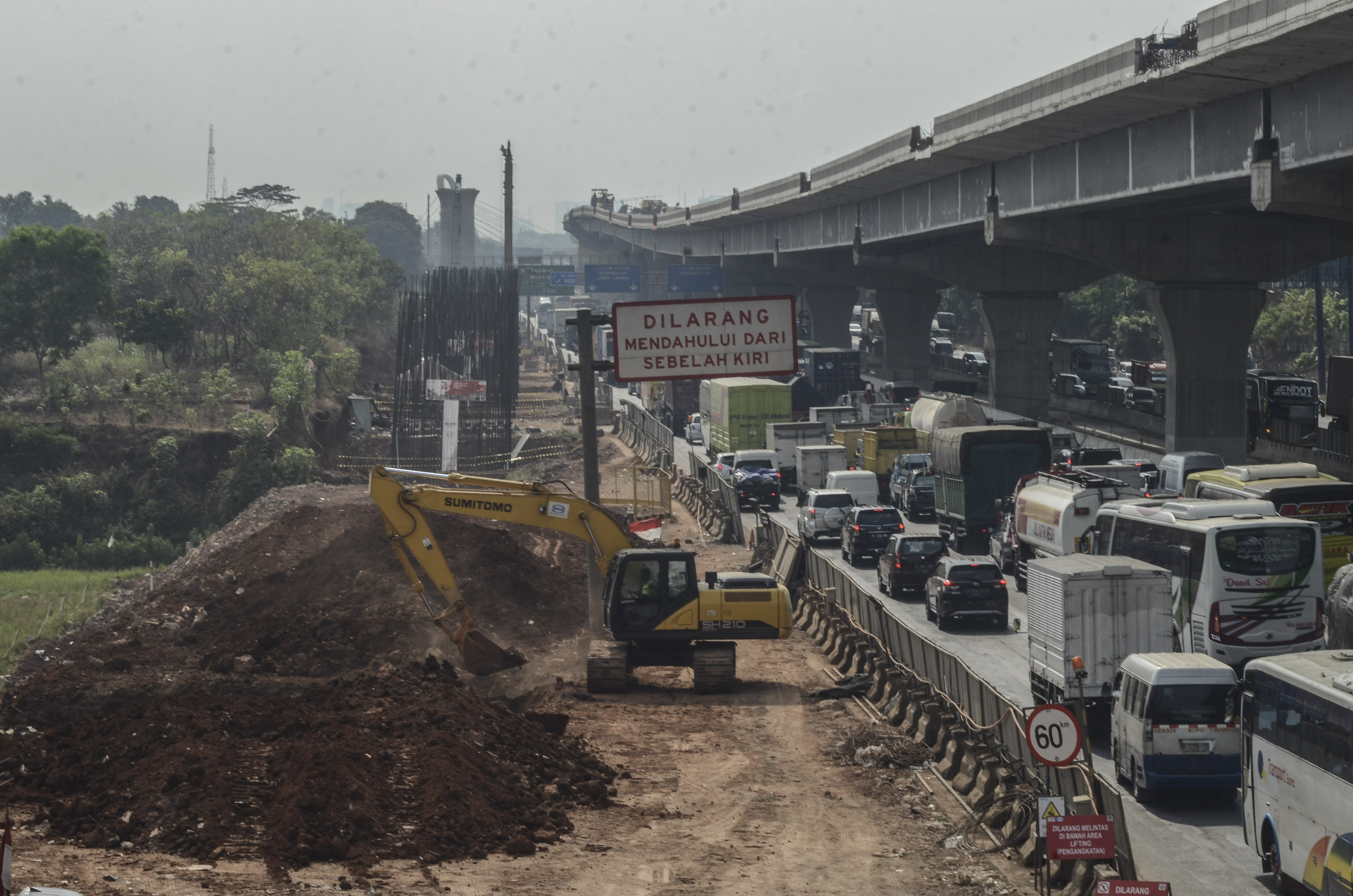 Alat berat beraktivitas di pembangunan proyek Kereta cepat Jakarta-Bandung di Cibuntu, Kabupaten Bekasi
