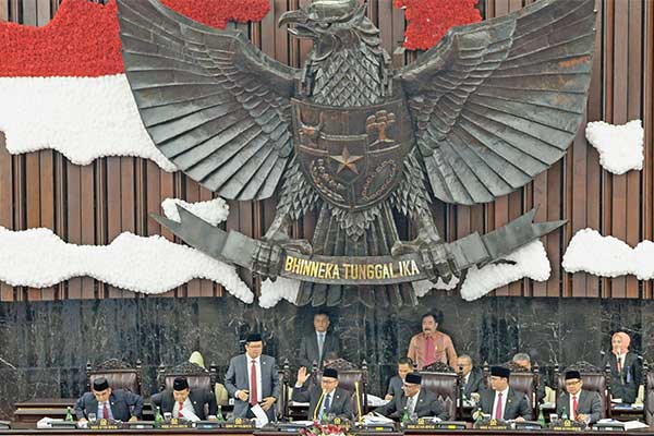 Paripurna Akhir MPR: Ketua MPR RI Zulkifl i Hasan didampingi Wakil Ketua MPR di Gedung Nusantara Parlemen Senayan, Jakarta, kemarin.