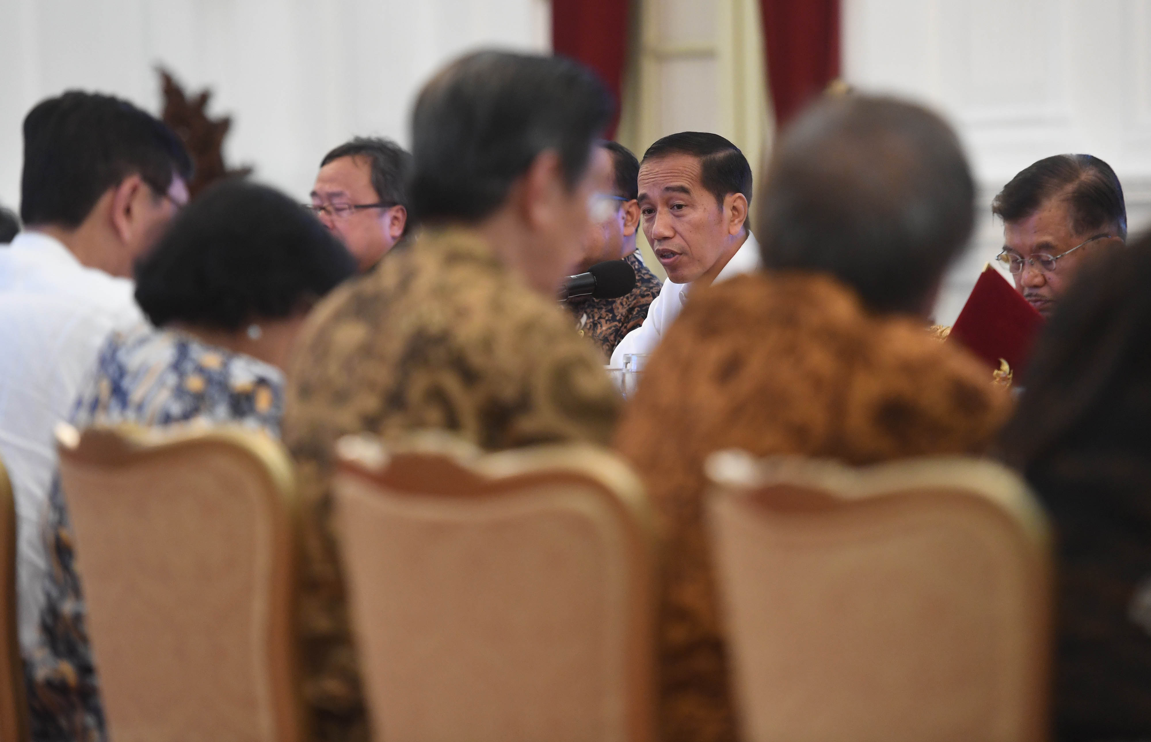 Presiden Joko Widodo (tengah) memimpin rapat kabinet terbatas (Ratas) di Istana Merdeka, Jakarta, Selasa (10/9)