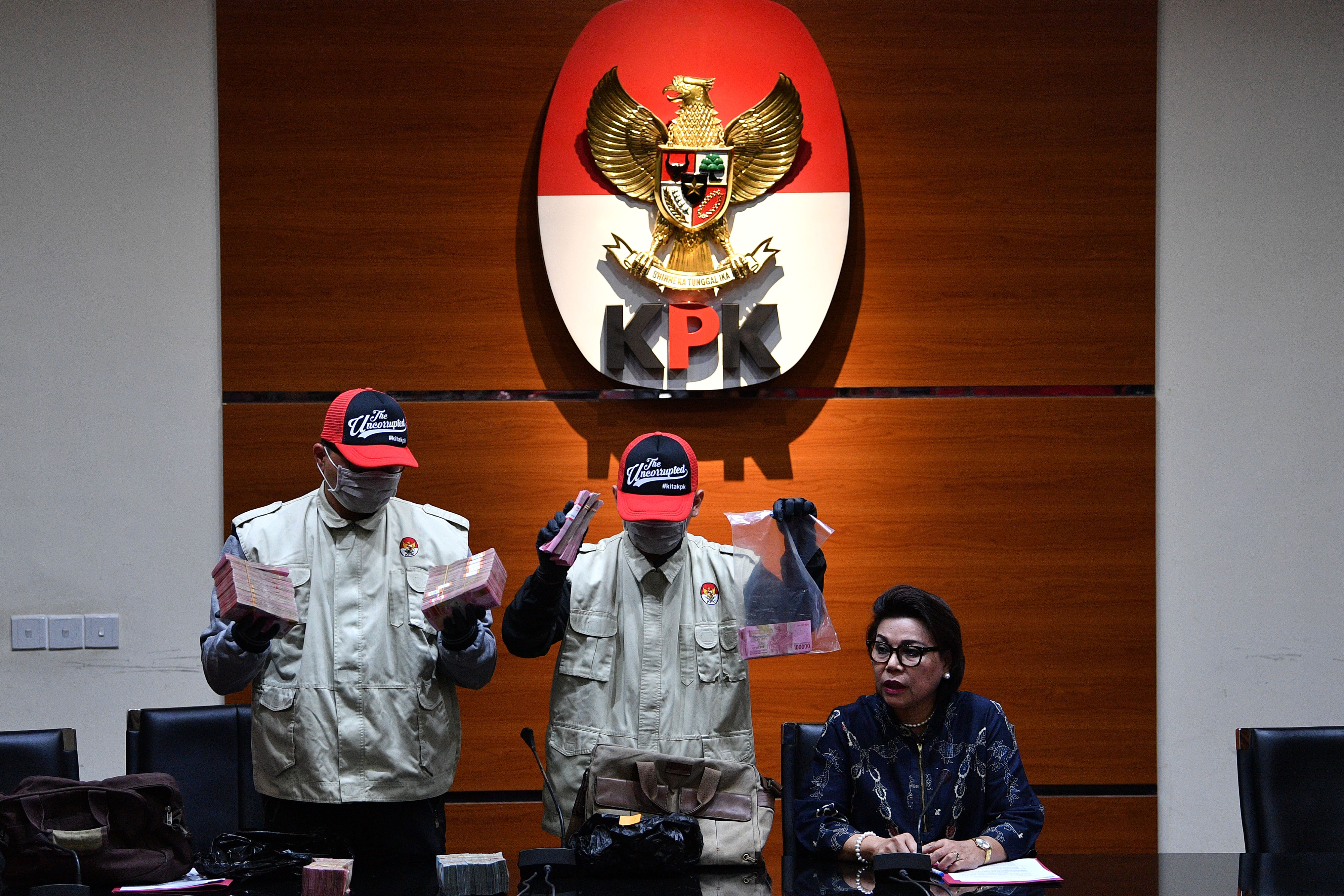 Komisioner KPK Basaria Panjaitan (kanan) dan penyidik menunjukkan barang bukti hasil operasi tangkap tangan (OTT) di Kantor KPK, Jakarta