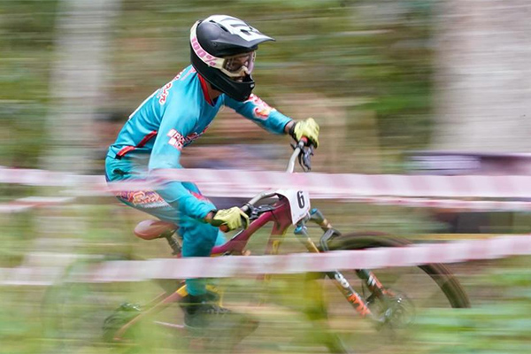 Yoris Sahara saat berlaga di ajang MTB Enduro