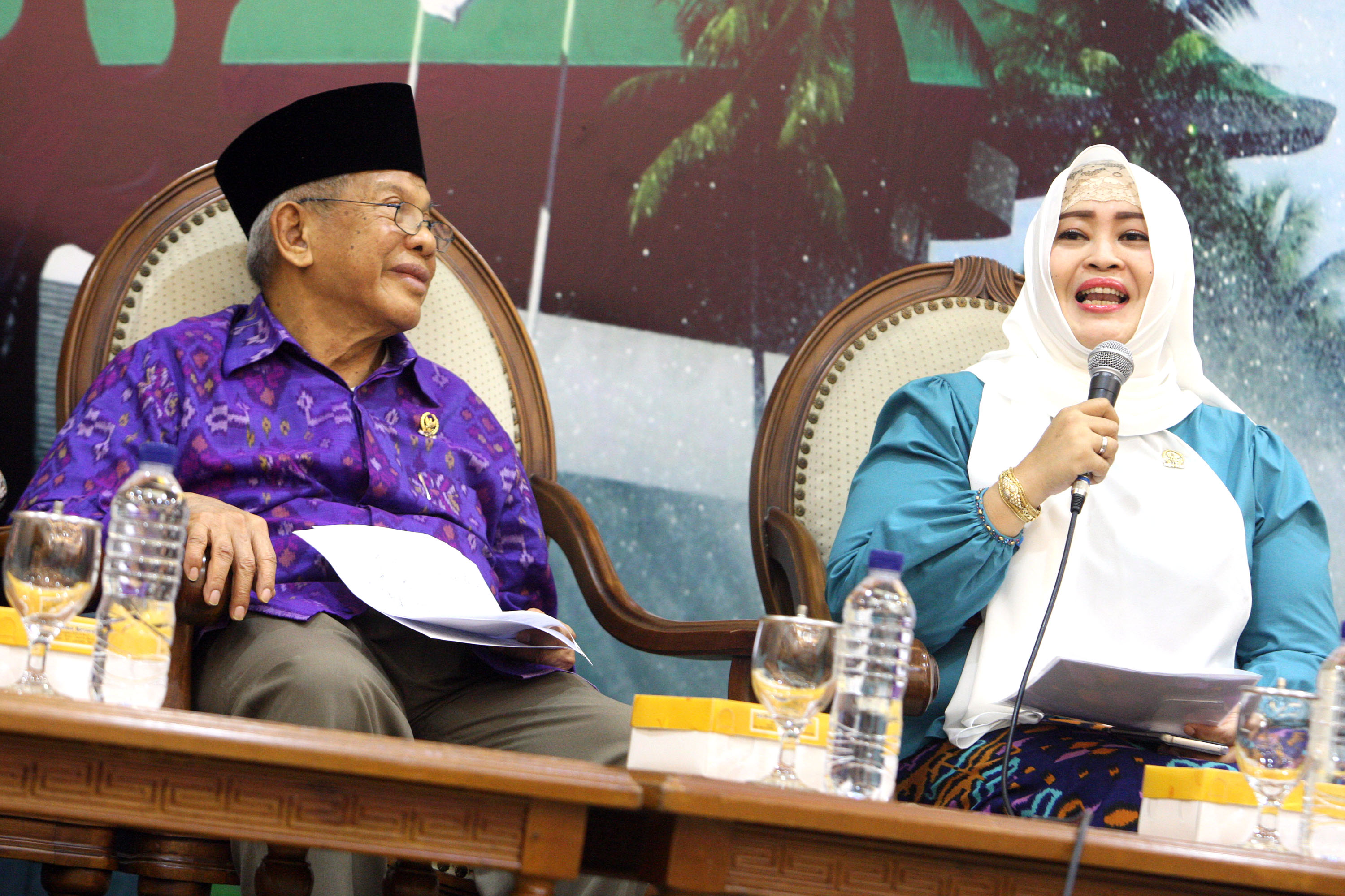  Anggota DPD DKI Jakarta Fahira Idris (kanan) dan AM Fatwa menyampaikan keterangan pers terkait pengangkatan kembali Gubernur DKI Basuki