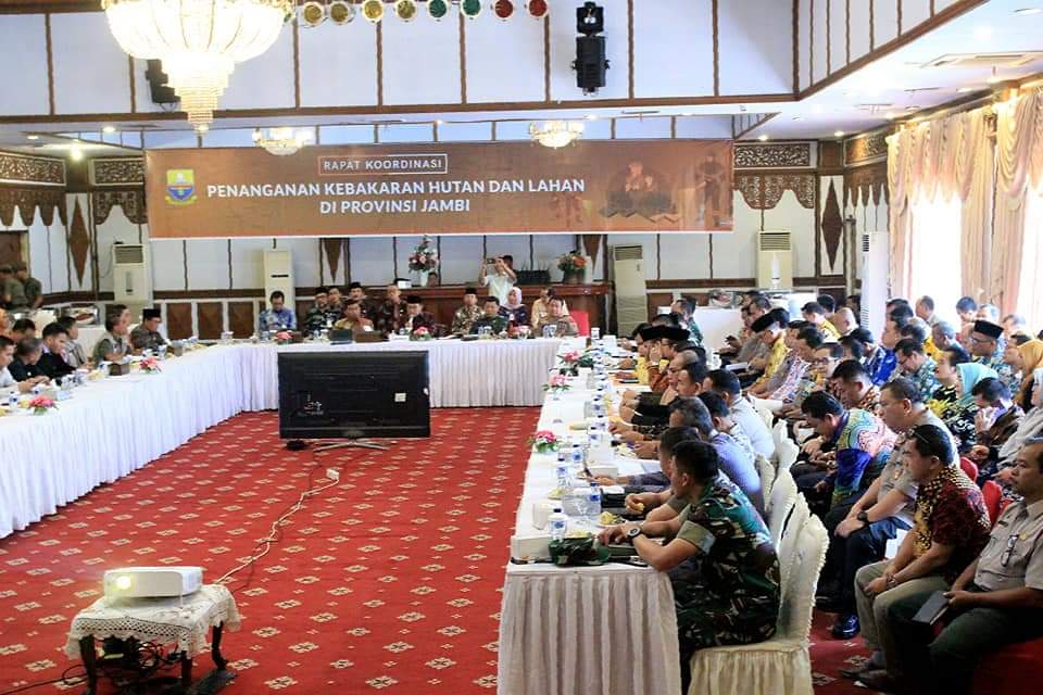 Kepala daerah se-Provinsi Jambi buat kesepakatan tentang komitmen mengatasi karhutla yang disaksikan forkopimda