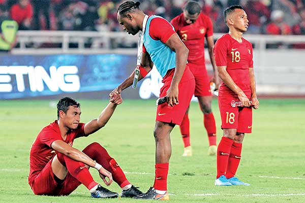 Ekspresi para pemain timnas Indonesia seusai dikalahkan Malaysia dengan skor 2-3 pada pertandingan Kualifi kasi Piala Dunia 2022 Grup G