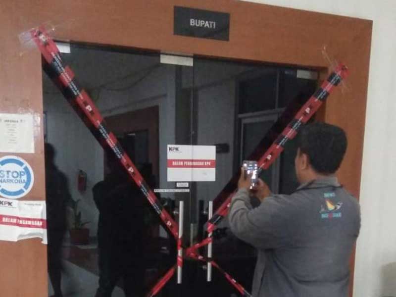 Ruang kerja Bupati Muara Enim telah disegel oleh KPK setelah semalam tertangkap tangan oleh KPK. 