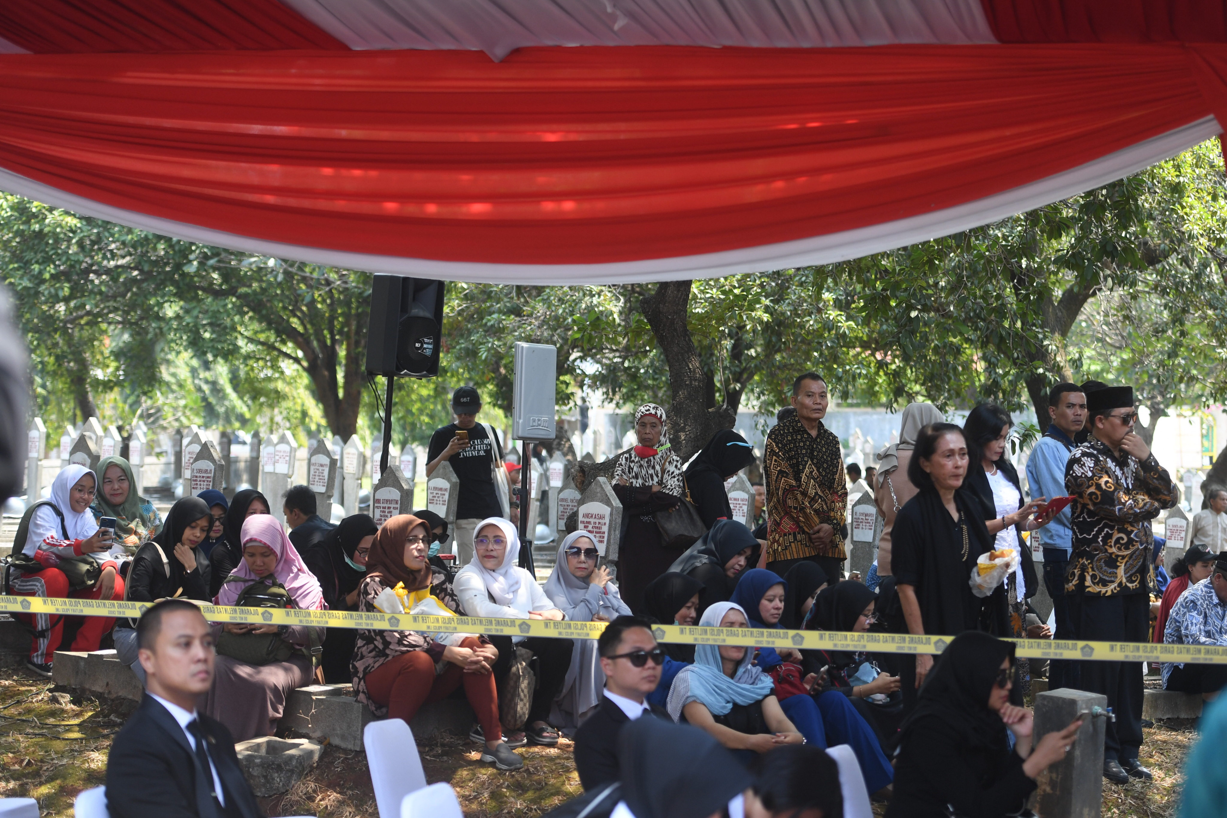Sejumlah warga berada di Taman Makam Pahlawan Nasional Utama Kalibata untuk menghadiri pemakaman almarhum BJ Habibie.
