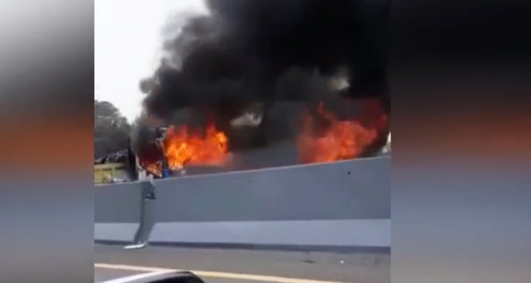 Salah satu mobil terbakar dalam kecelakaan di tol Cipularang, Senin (2/9).