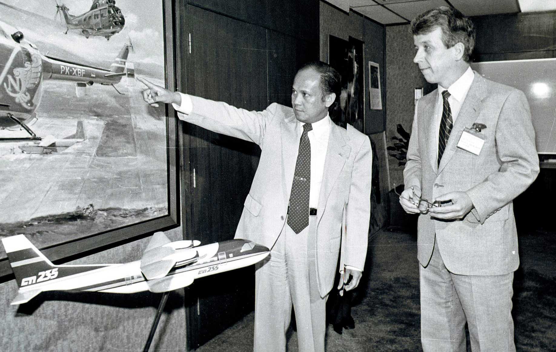 Prof.Dr.Ing B.J. Habibie mengatakan kepada tamunya Menteri Perdagangan dan Industri Finlandia Esko Ollila.