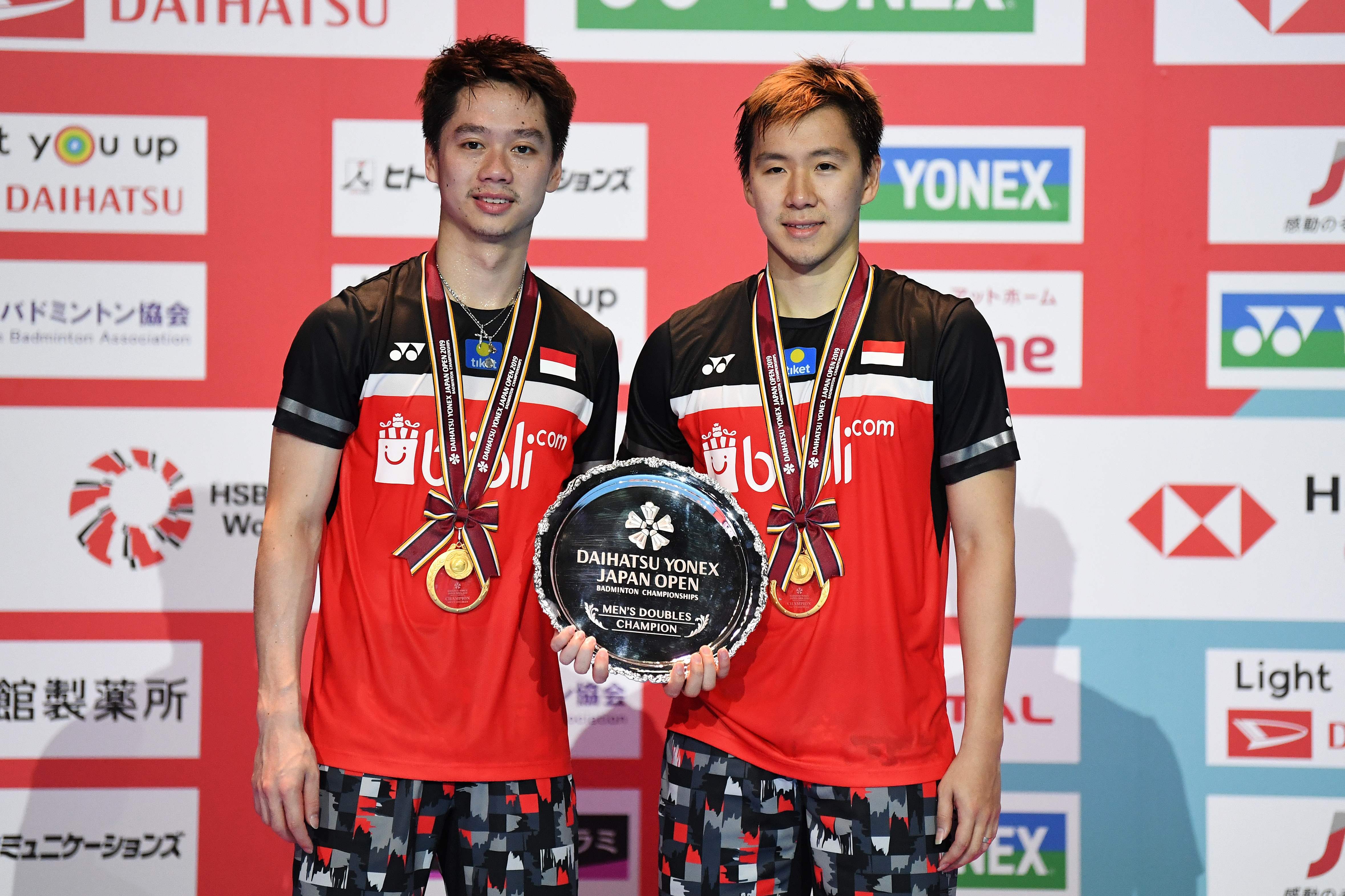 Kevin Sanjaya Sukamulyo (kiri) bersama pasangannya Marcus Gideon saat menjadi juara Jepang Terbuka. Kevin adalah jebolan PB Djarum.