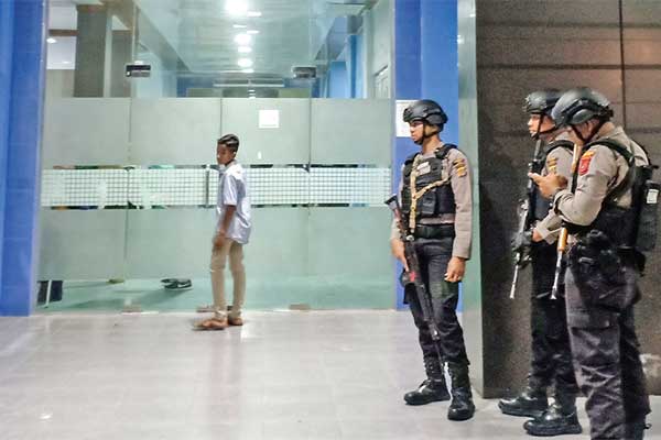 Tiga anggota Brimob berjaga di ruang masuk IGD RSUD Tgk Chik Di Tiro Sigli, tempat korban baku tembak dirawat, di Pidie, Aceh, Kamis (19/9).