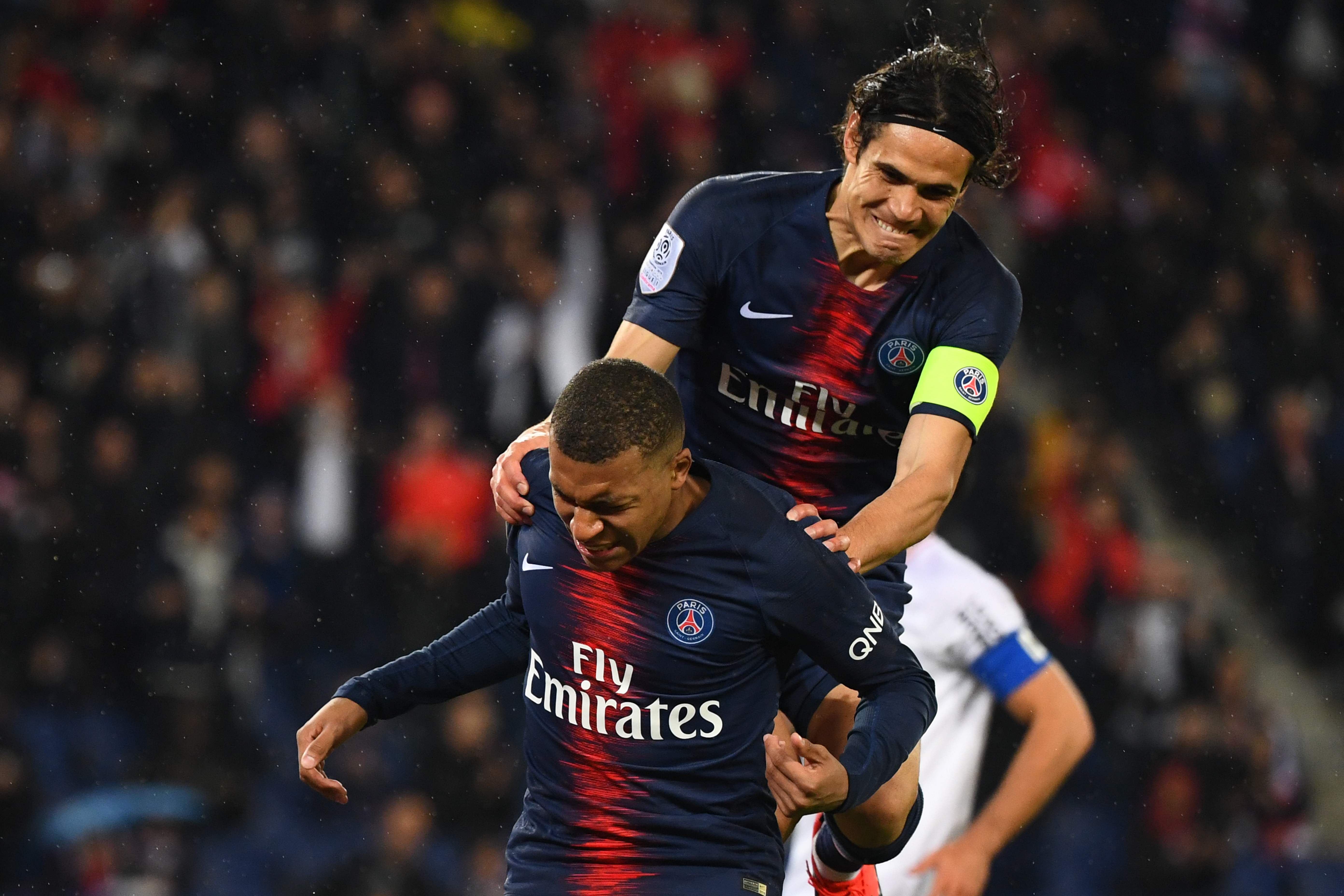 Duet penyerang Paris Saint-Germain Kylian Mbappe (kiri) dan Edinson Cavani