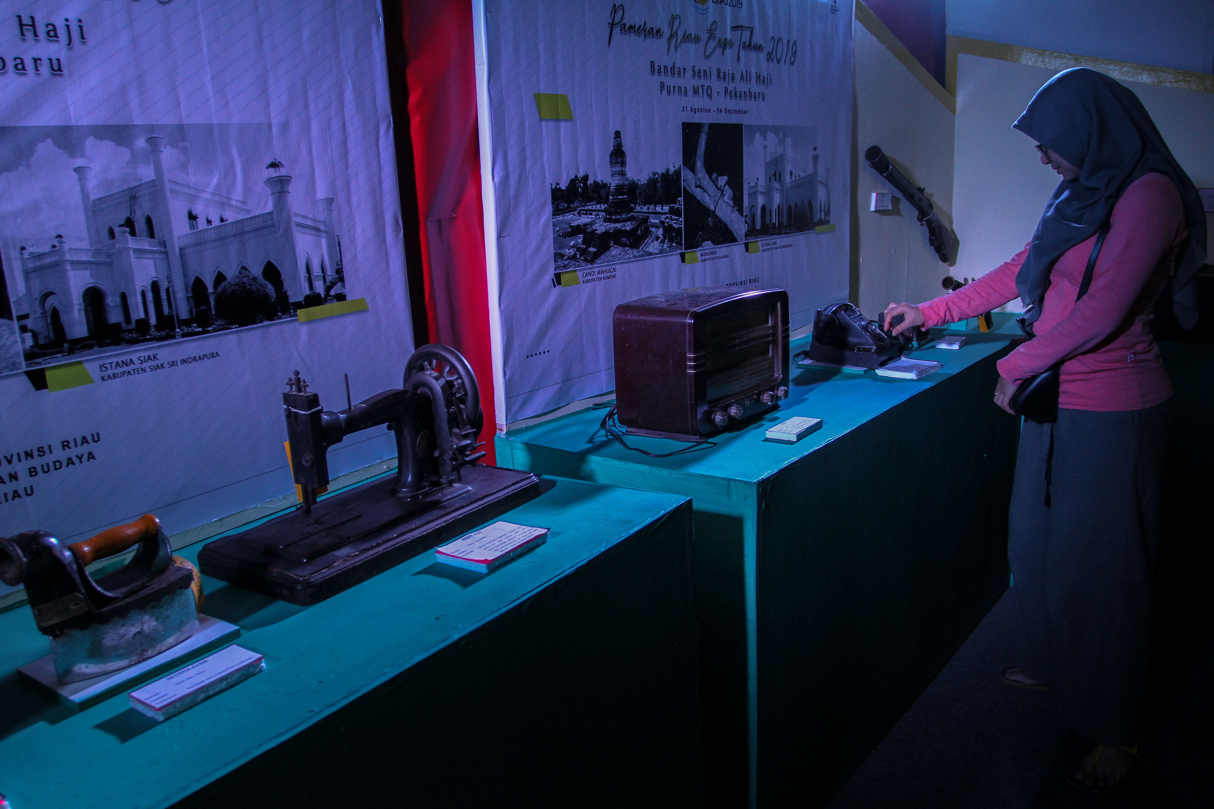 Salah seorang pengunjung sedang melihat pameran barang antik di Riau Expo 2019.