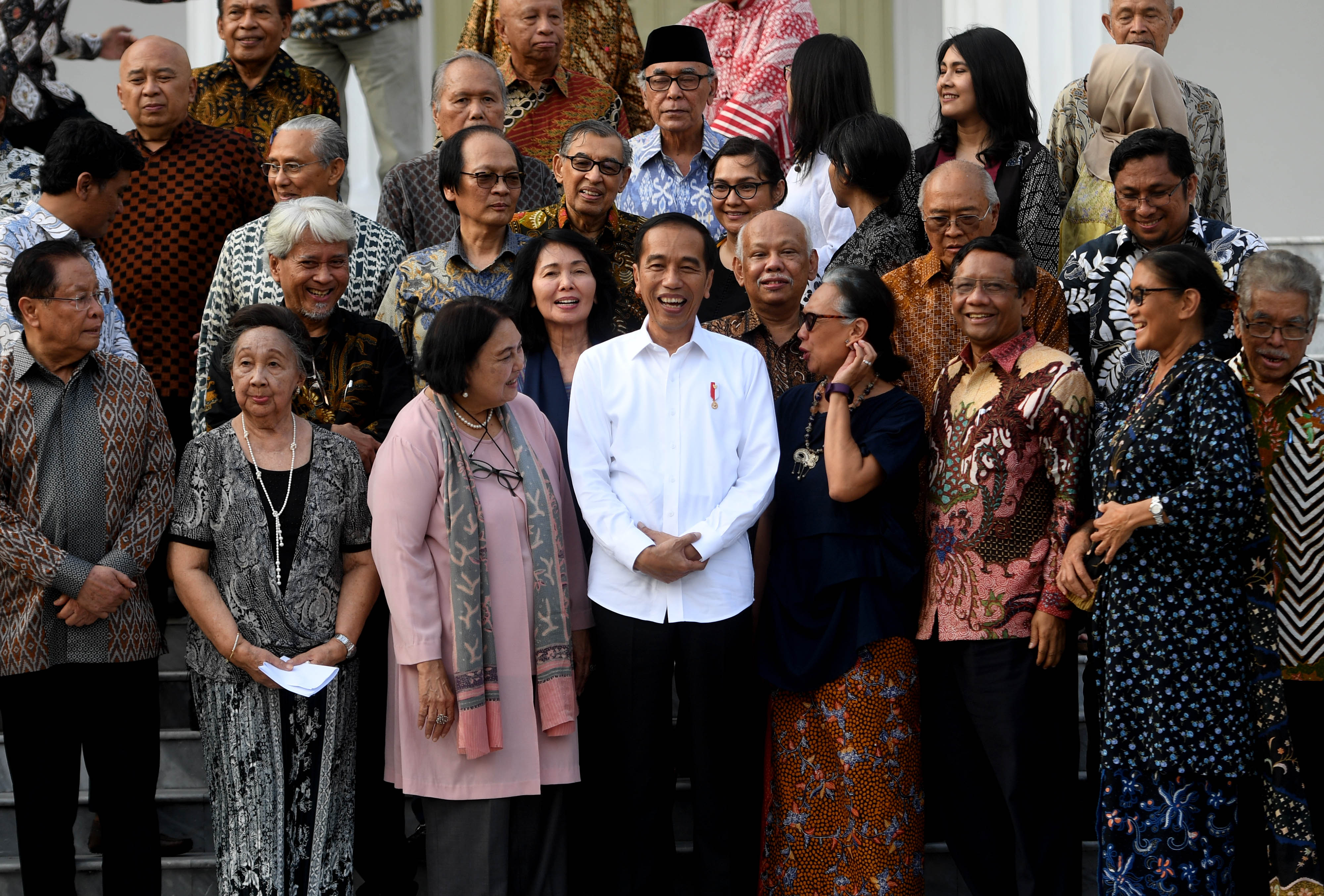 Presiden Joko Widodo (tengah) mempertimbangkan opsi menerbitkan Perppu KPK setelah berbincang dengan sejumlah tokoh dan budayawan.