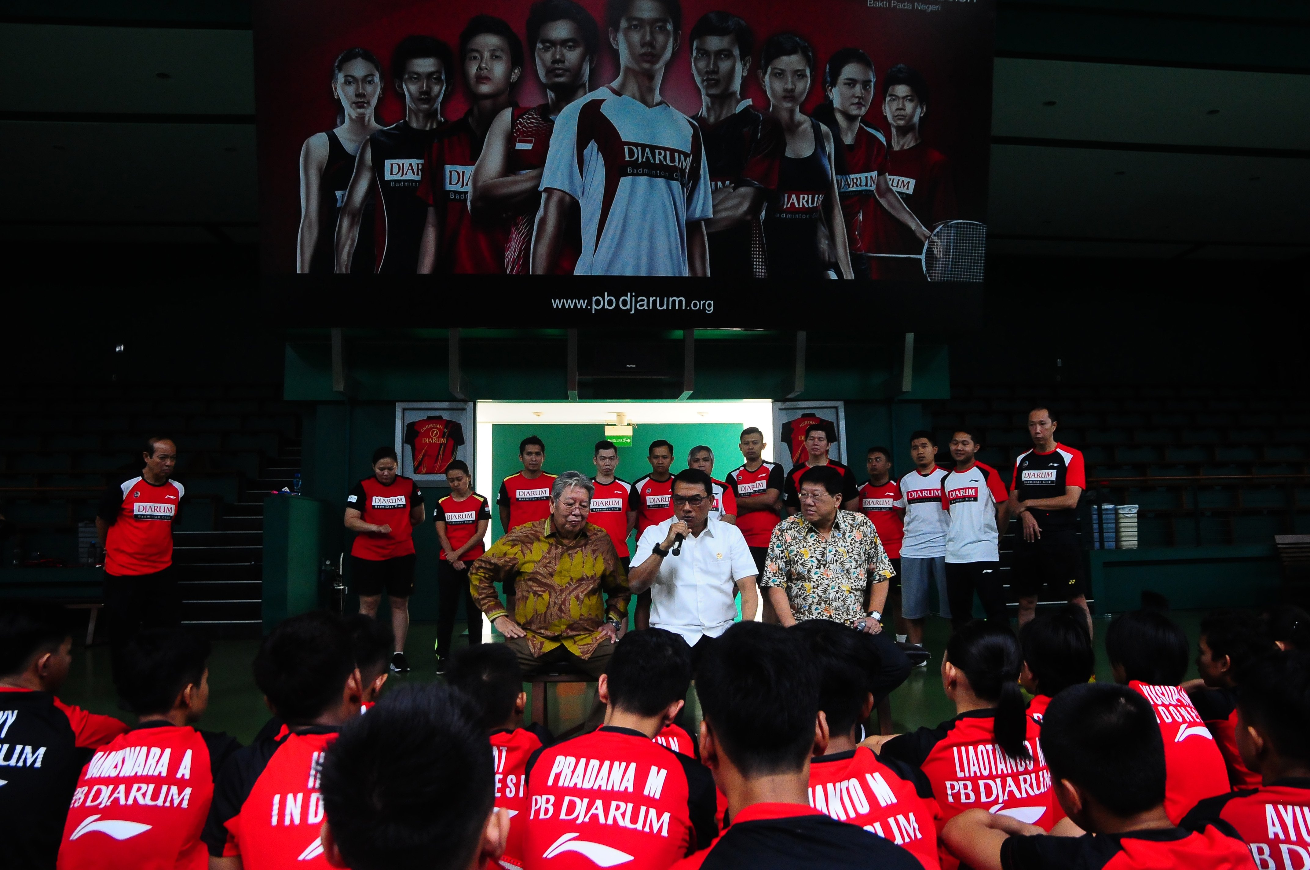 Kepala Staf Kepresidenan Moeldoko (tengah) memberikan motivasi kepada atlet di GOR PB Djarum, Kudus, Jawa Tengah, Kamis (12/9/2019).