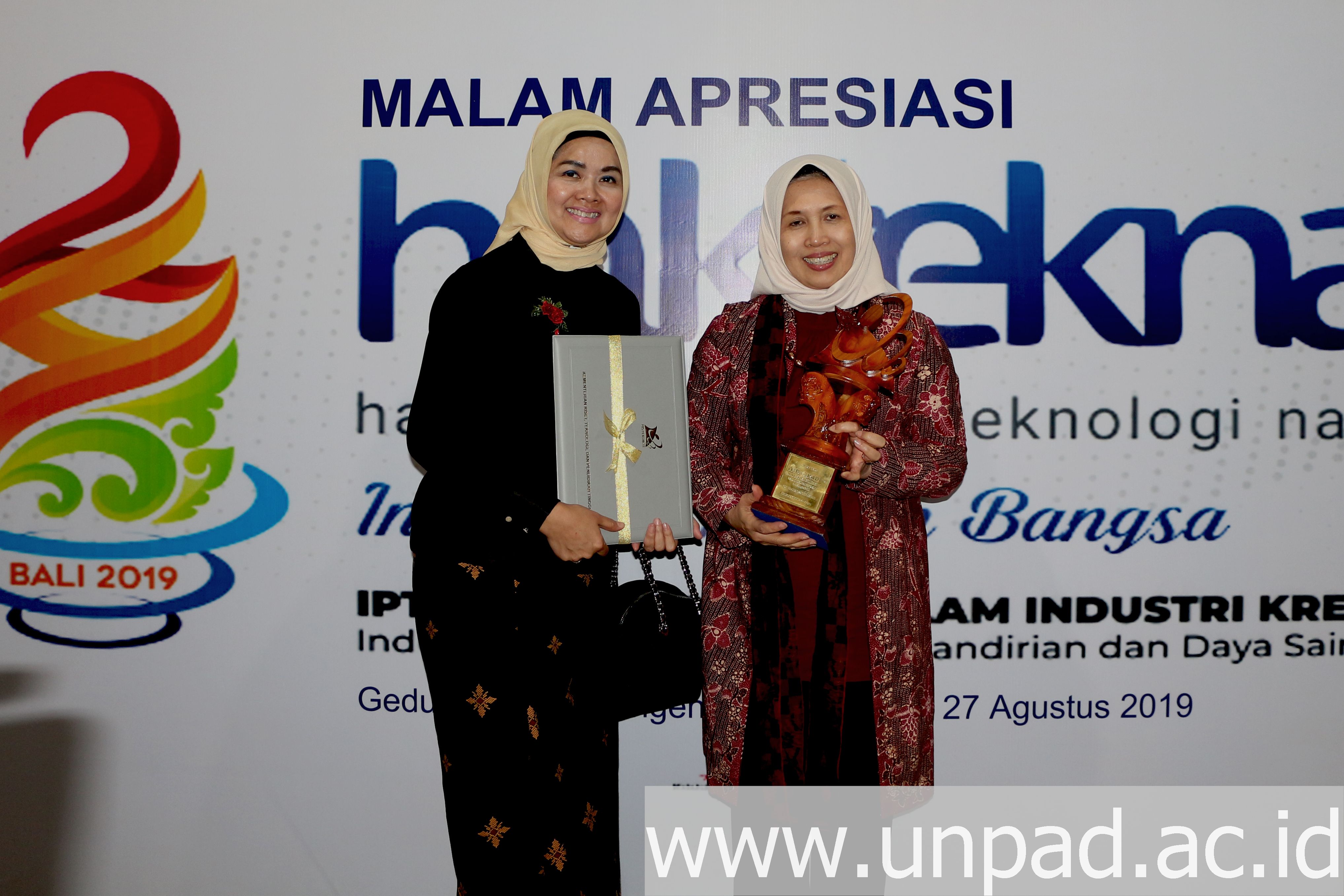 Universitas Padjajaran Bandung meraih peringkat ketiga  dalam Anugerah Iptek dan Inovasi Widyapadhi Kemenristekdikti. 
