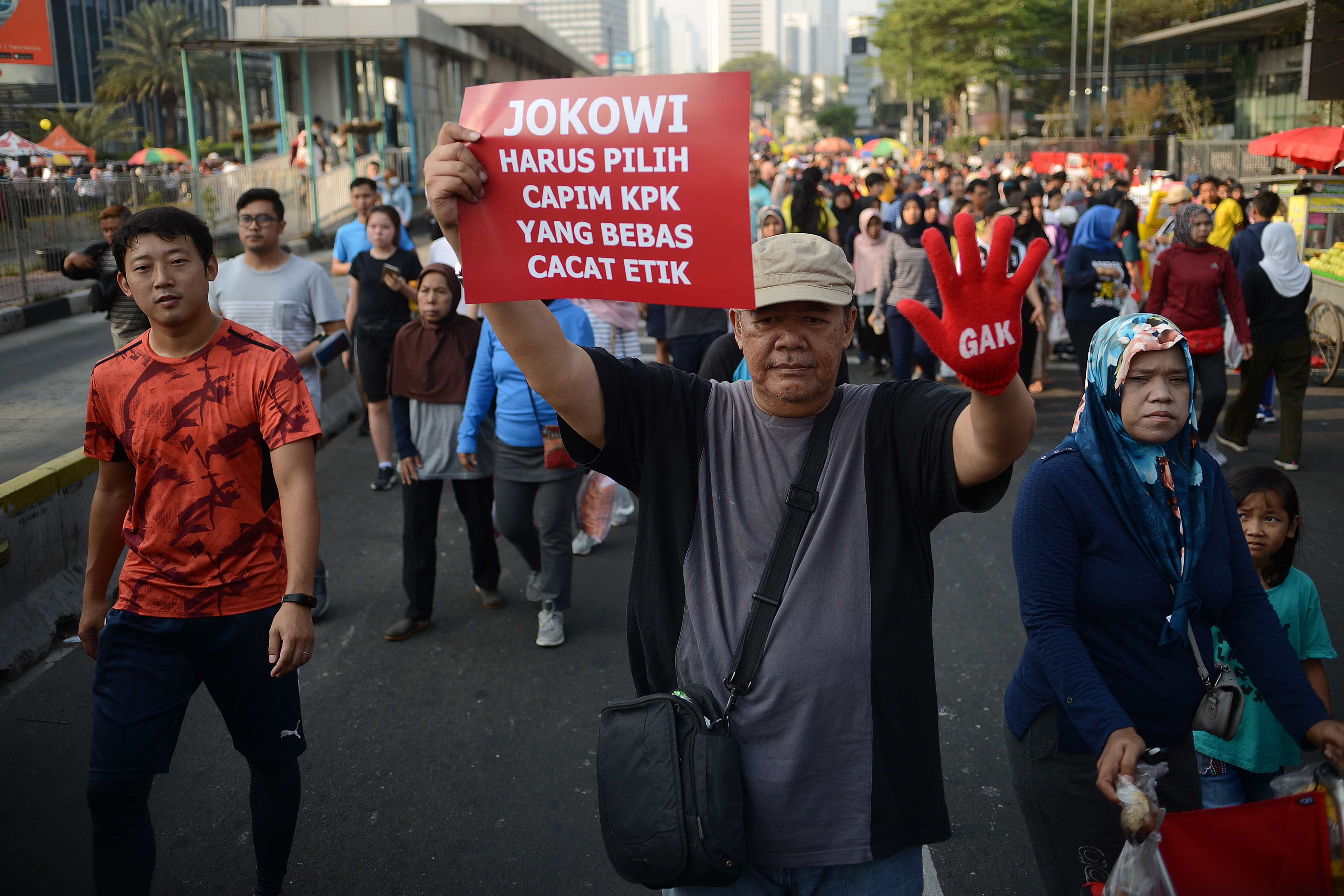 Koalisi masyarakat sipil membawa spanduk bertuliskan 'Jokowi Harus Berani' di Car Free day (CFD) Thamrin-Sudirman, Minggu (1/9). 