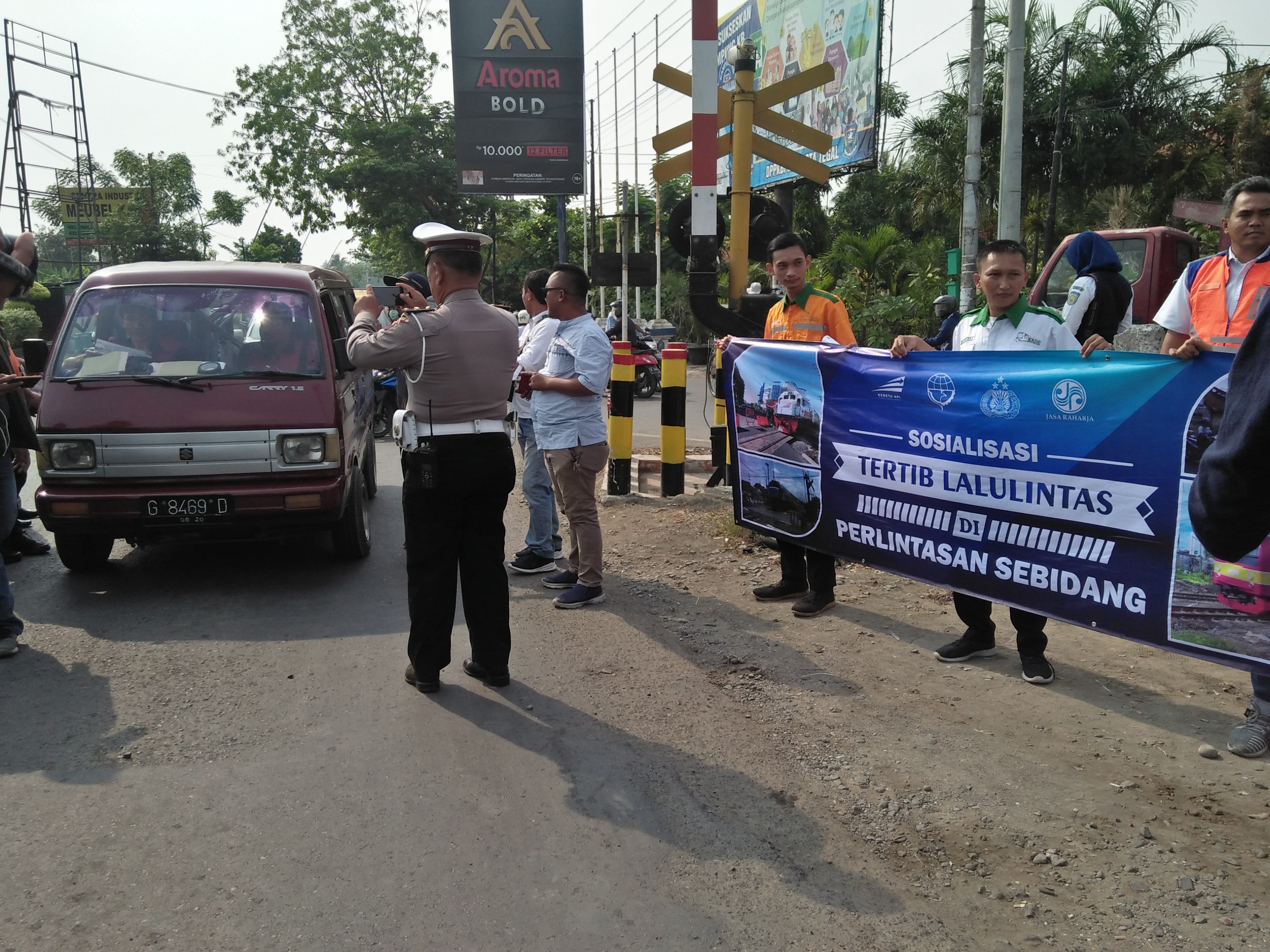 PT KAI Daops 3 Cirebon menggelar sosialisasi keselamatan di perlintasan sebidang Tirus, Tegal, Jawa Tengah, Selasa (17/9). 