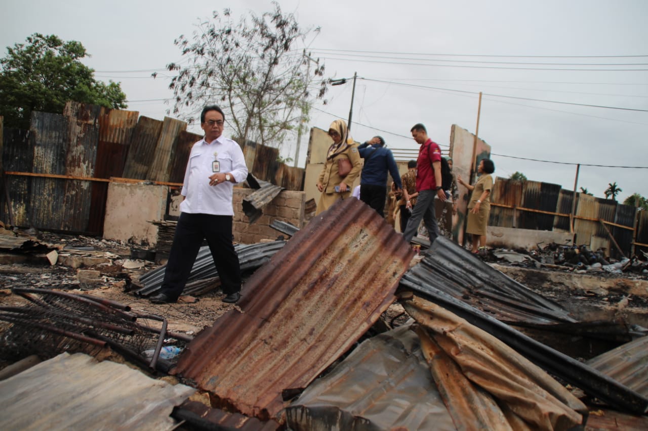 Dirjen Perlindungan dan Jaminan Sosial Kemensos, Harry Hikmat, saat meninjau Kota Sorong, Papua Barat, usai aksi kerusuhan massa.