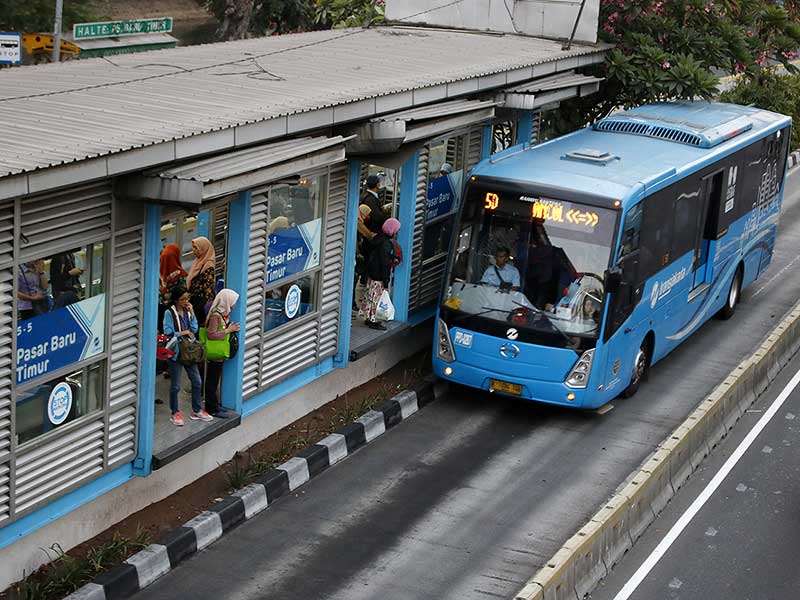 Penumpang menunggu bus TransJakarta di Halte TransJakarta Pasar Baru Timur, Jakarta
