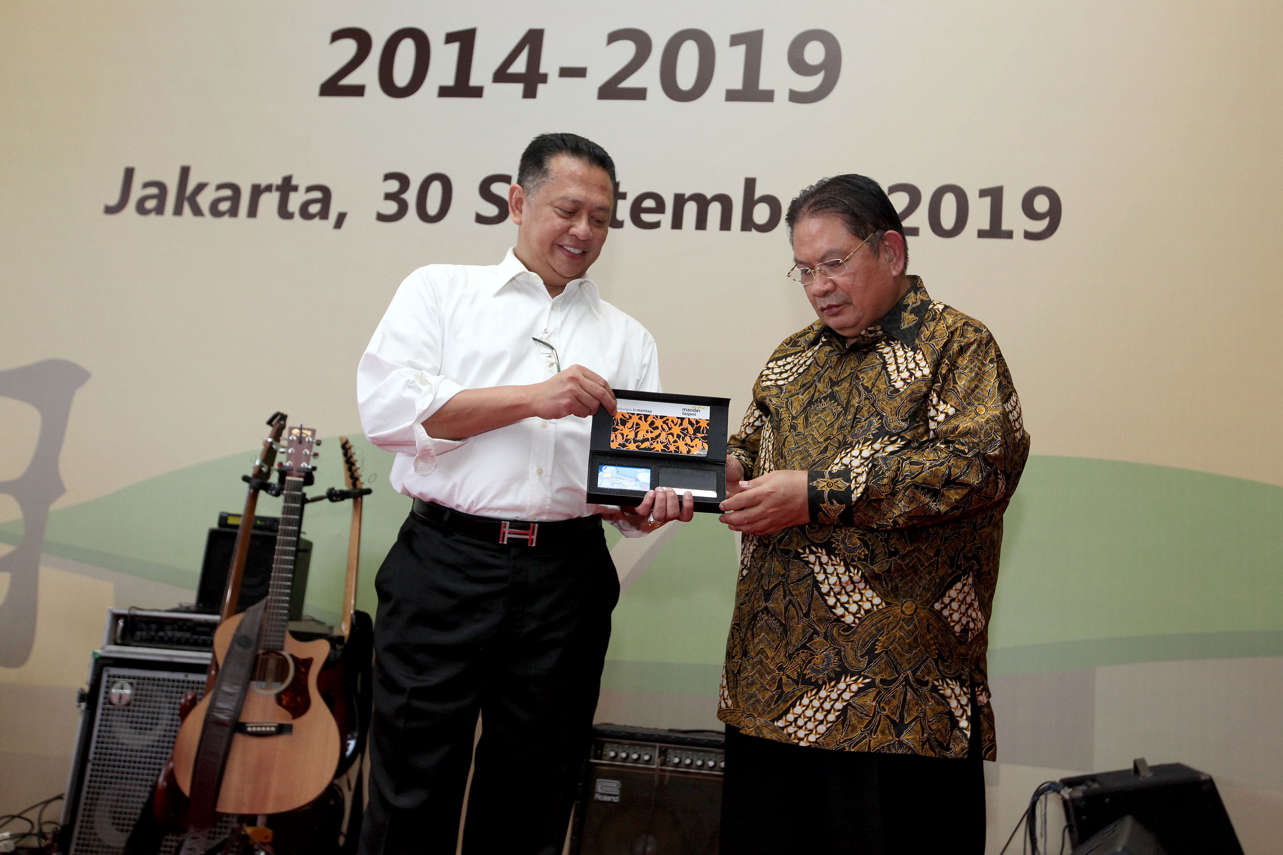 Direktur Utama PT Taspen Iqbal Latanro (kanan) memberikan tabungan secara simbolis kepada Ketua DPR Bambang Soesatyo.