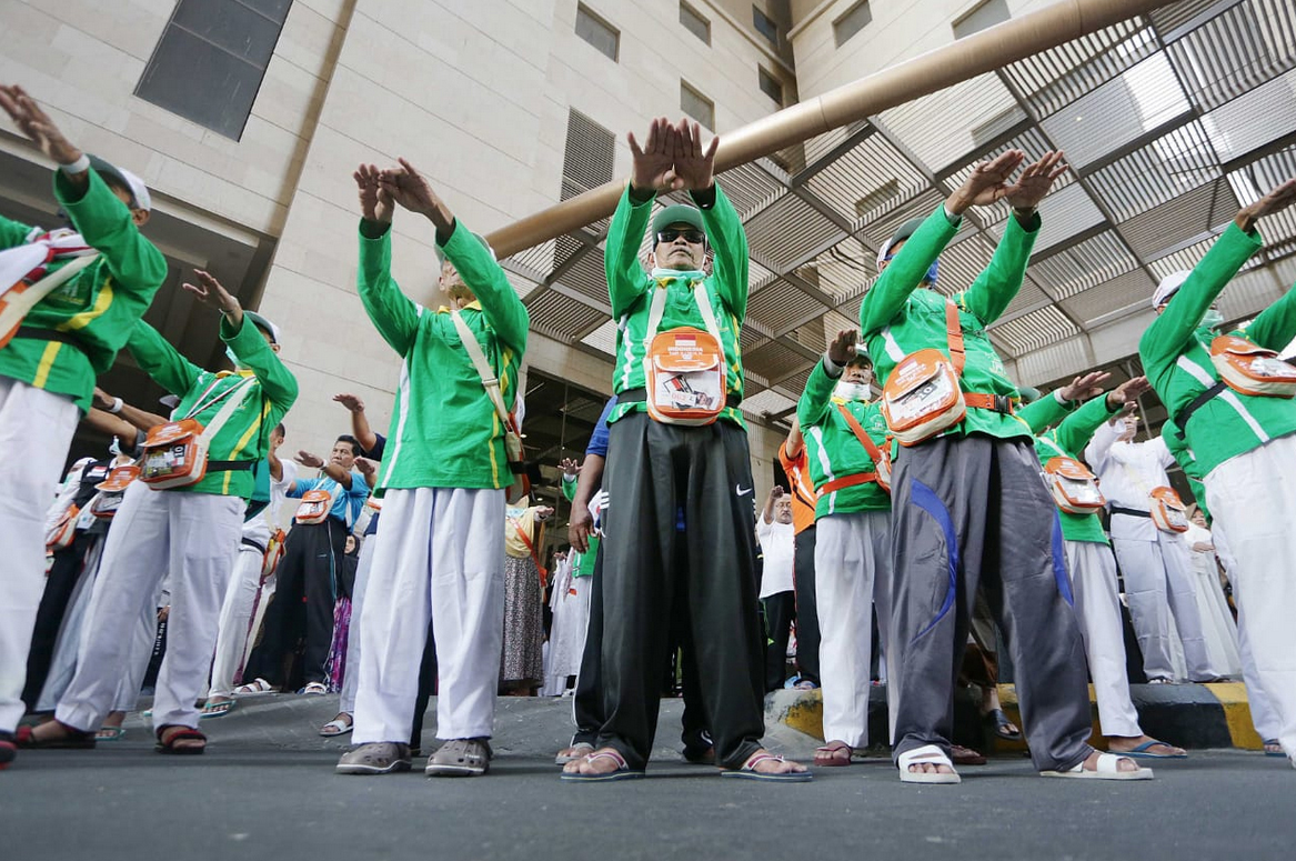 Jemaah haji asal Jawa Tengah melakukan senam Ngapak di pelataran parkir Hotel Kiswah Tower, Jarwal, Mekah, Arab Saudi.