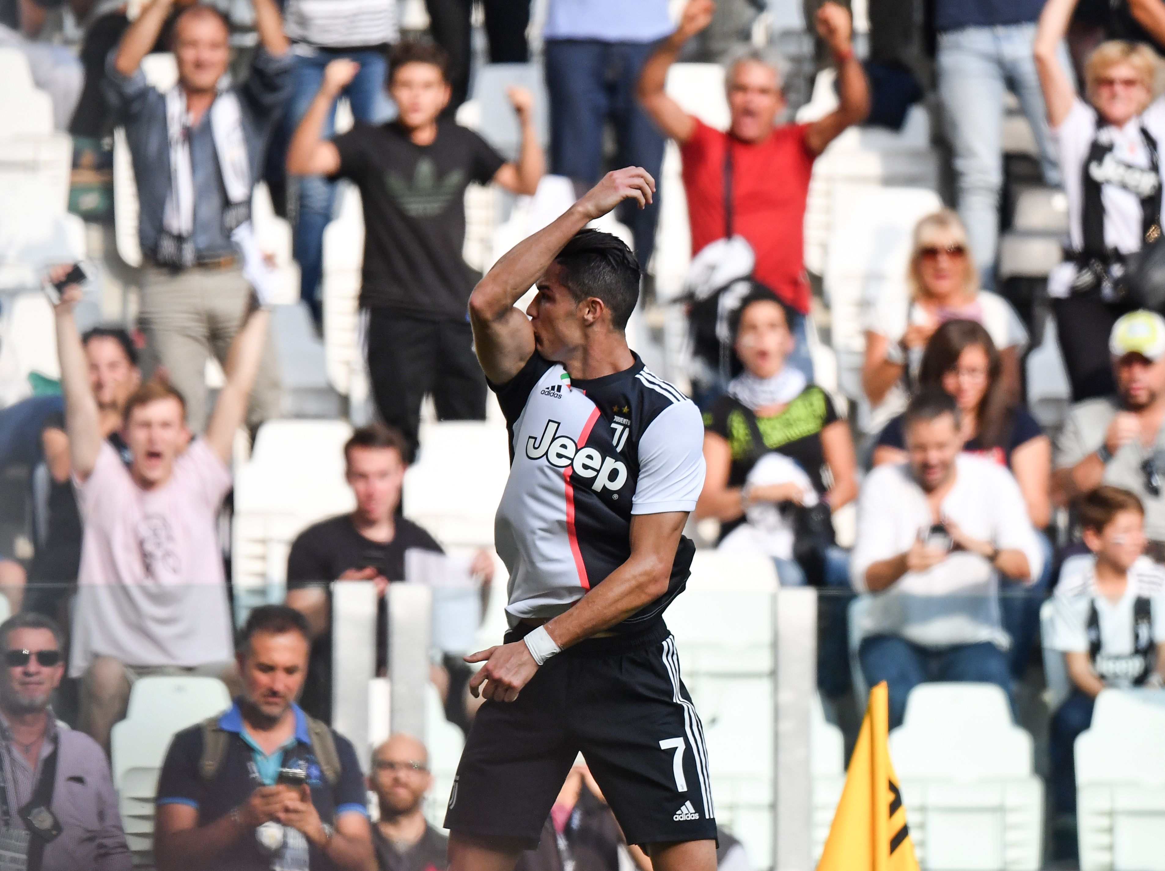 Cristiano Ronaldo melakukan selebrasi usai mencetak gol ke gawang SPAL dalam laga lanjutan Serie A