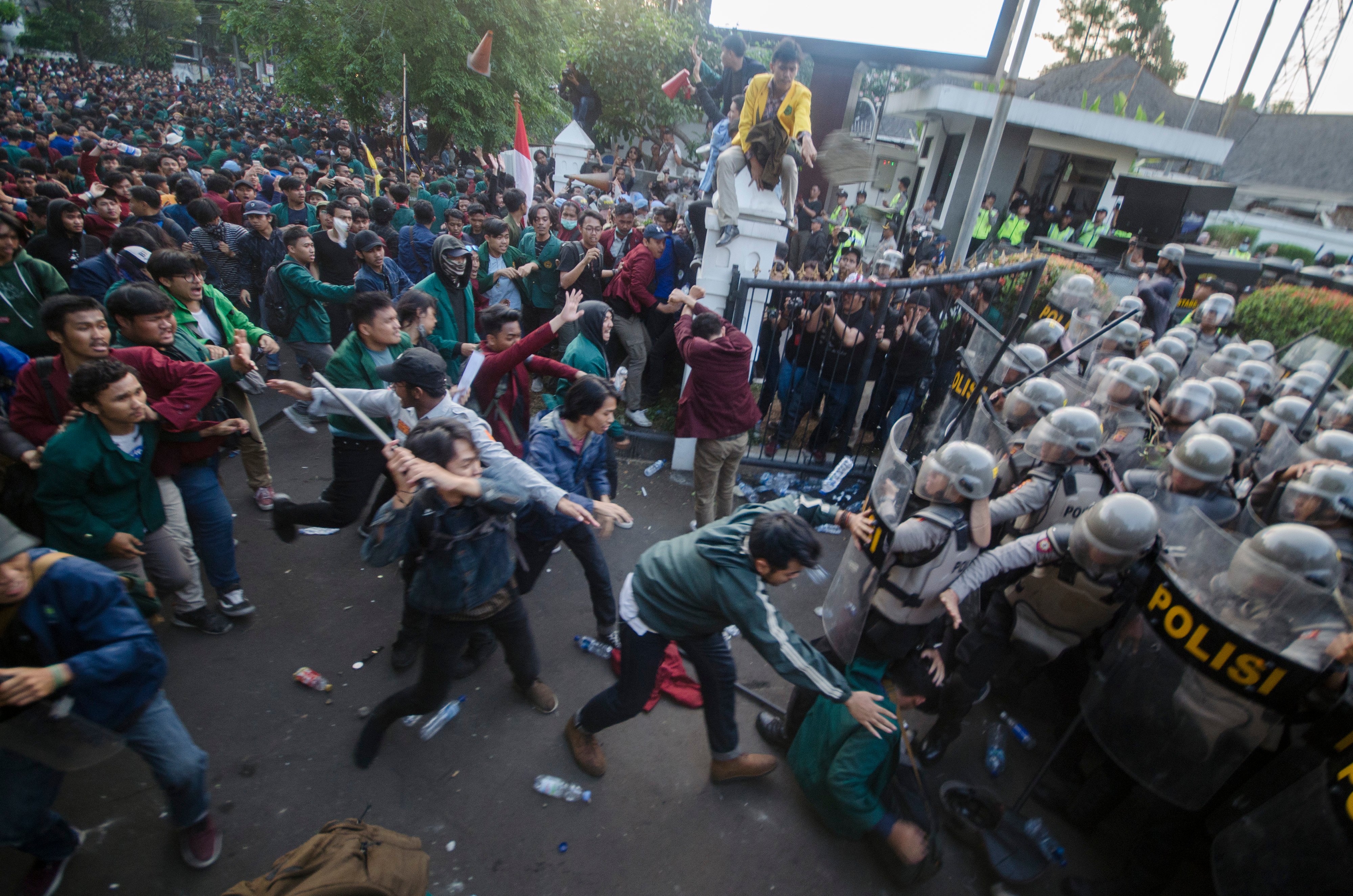 Massa yang tergabung dalam Aliansi Mahasiswa Jawa Barat bentrok dengan petugas kepolisian saat aksi unjuk rasa di Depan Gedung DPRD Jabar.