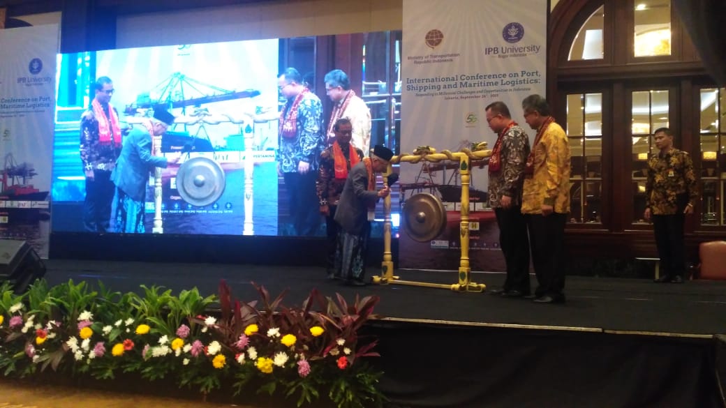 Wakil Presiden terpilih Ma'ruf Amin membuka konferensi kemaritiman yang diselenggarakan oleh Kemenhub dan IPB University