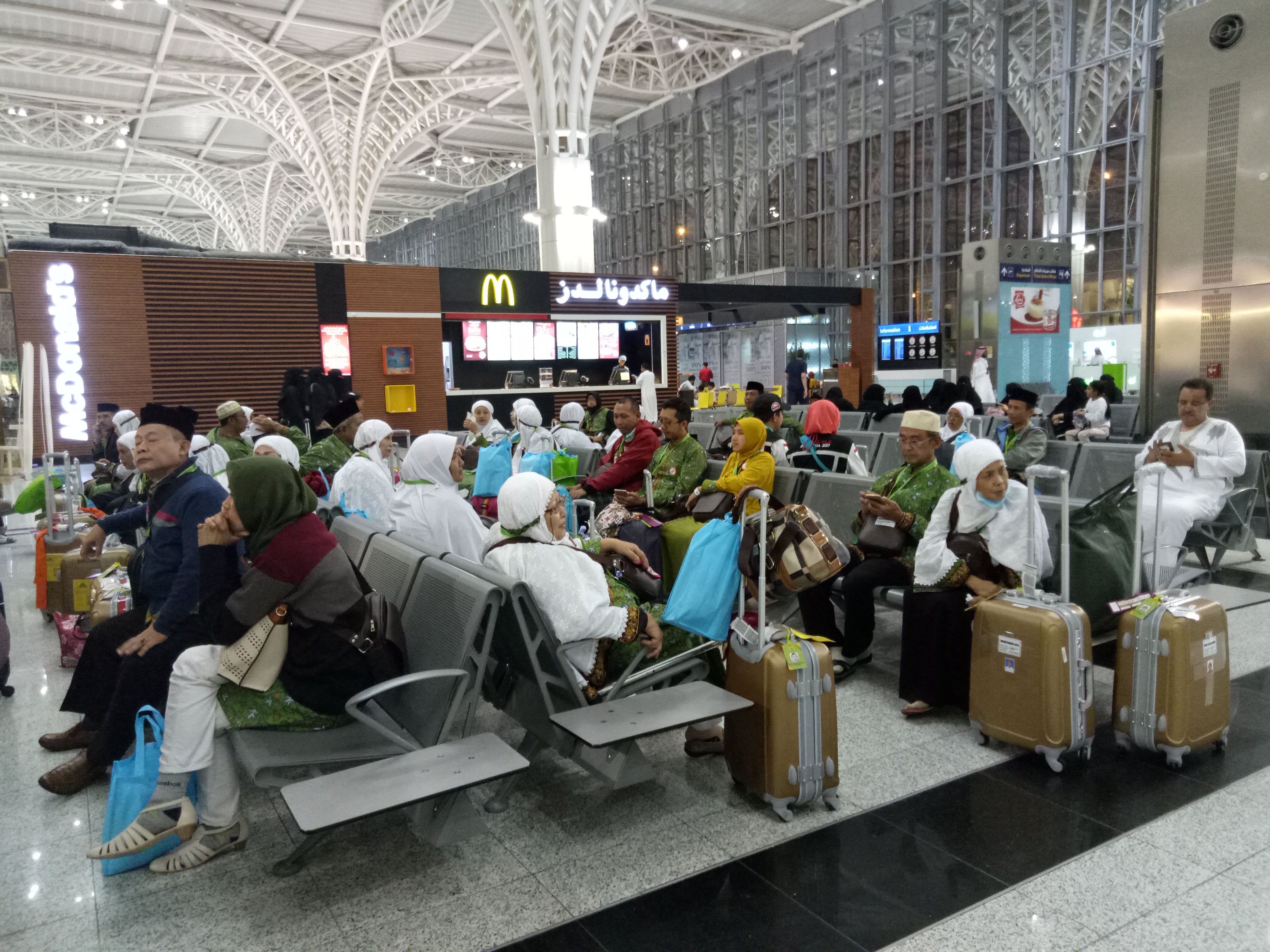 Jemaah haji Indonesia di Bandara Amir Mohammad bin Abdul Aziz Madinah