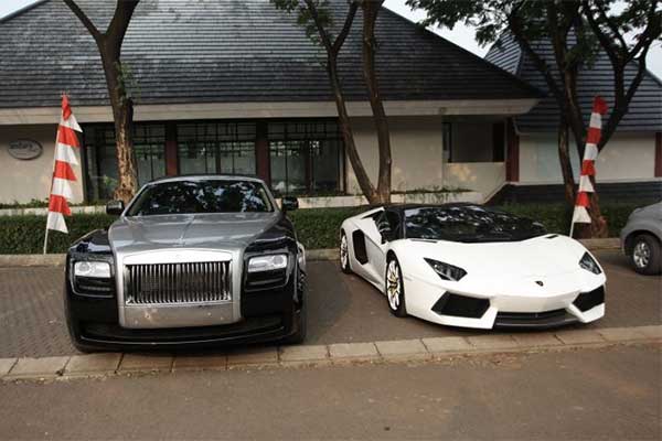 Mobil mewah Rolls Royce dan Lamborghini