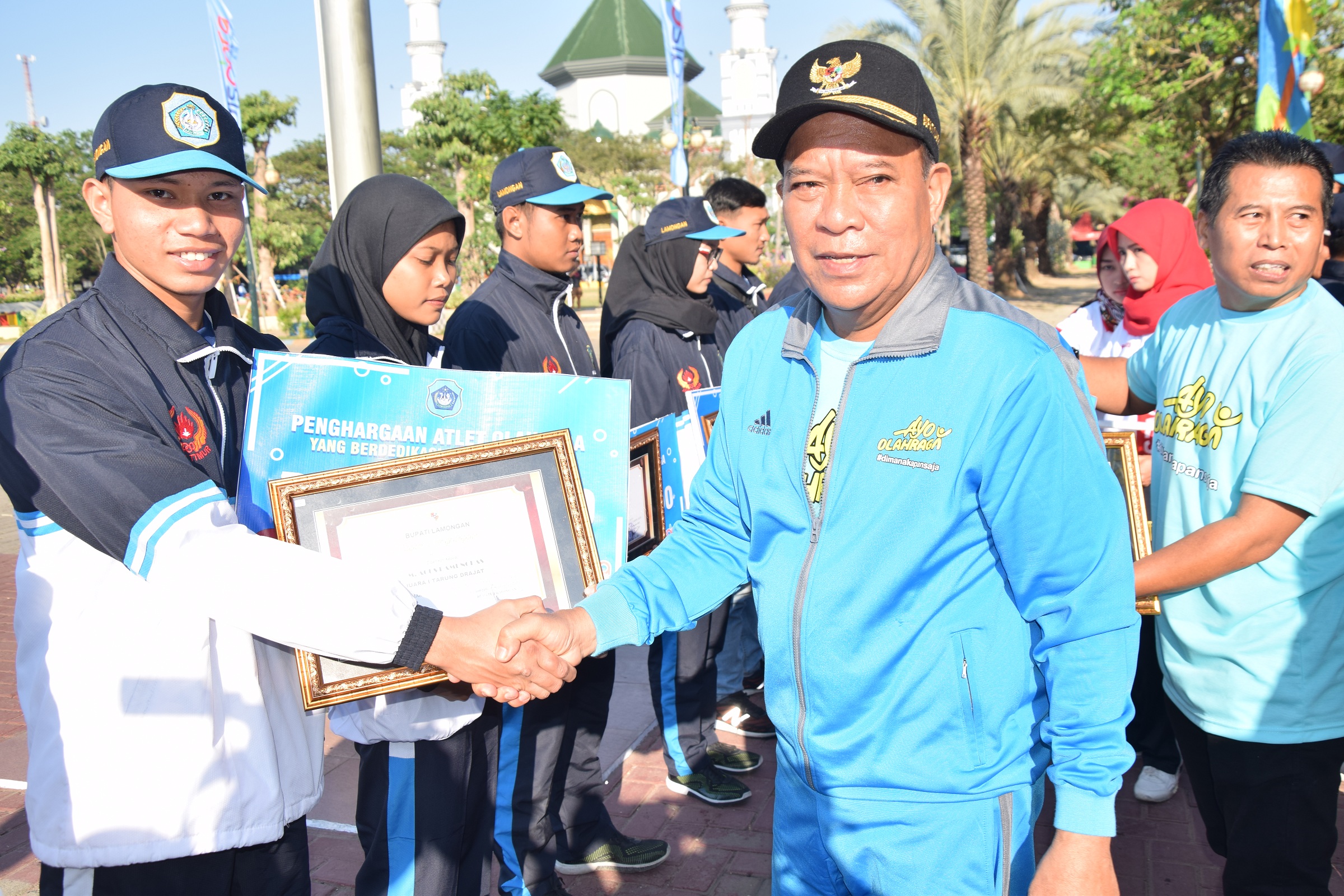 Sebanyak 20 perwakilan atlet dan pelatih olahraga berprestasi menerima bonus uang tunai dari Pemkab Lamongan.